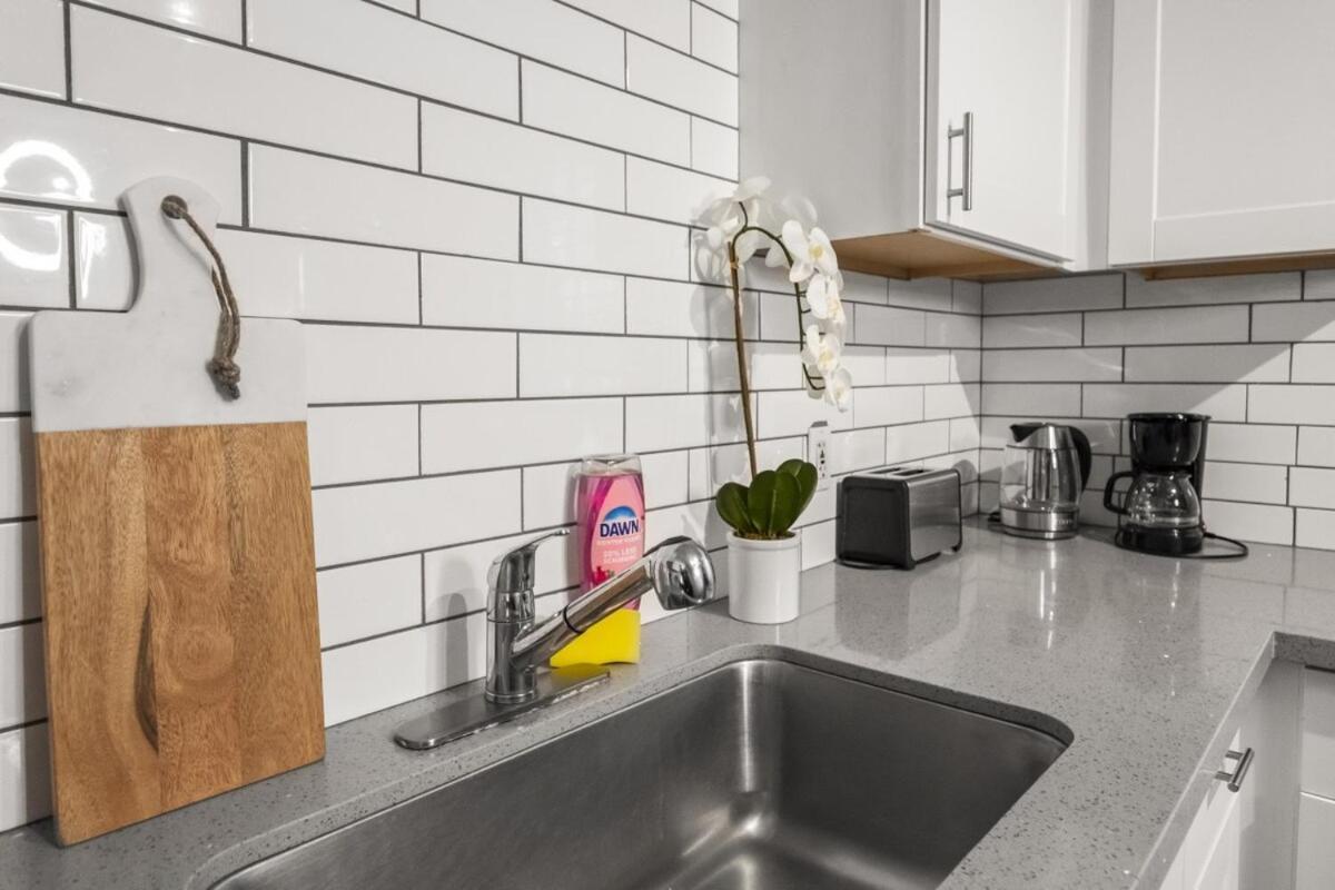 Trendy 2b1b Oasis In Old Town Apartment