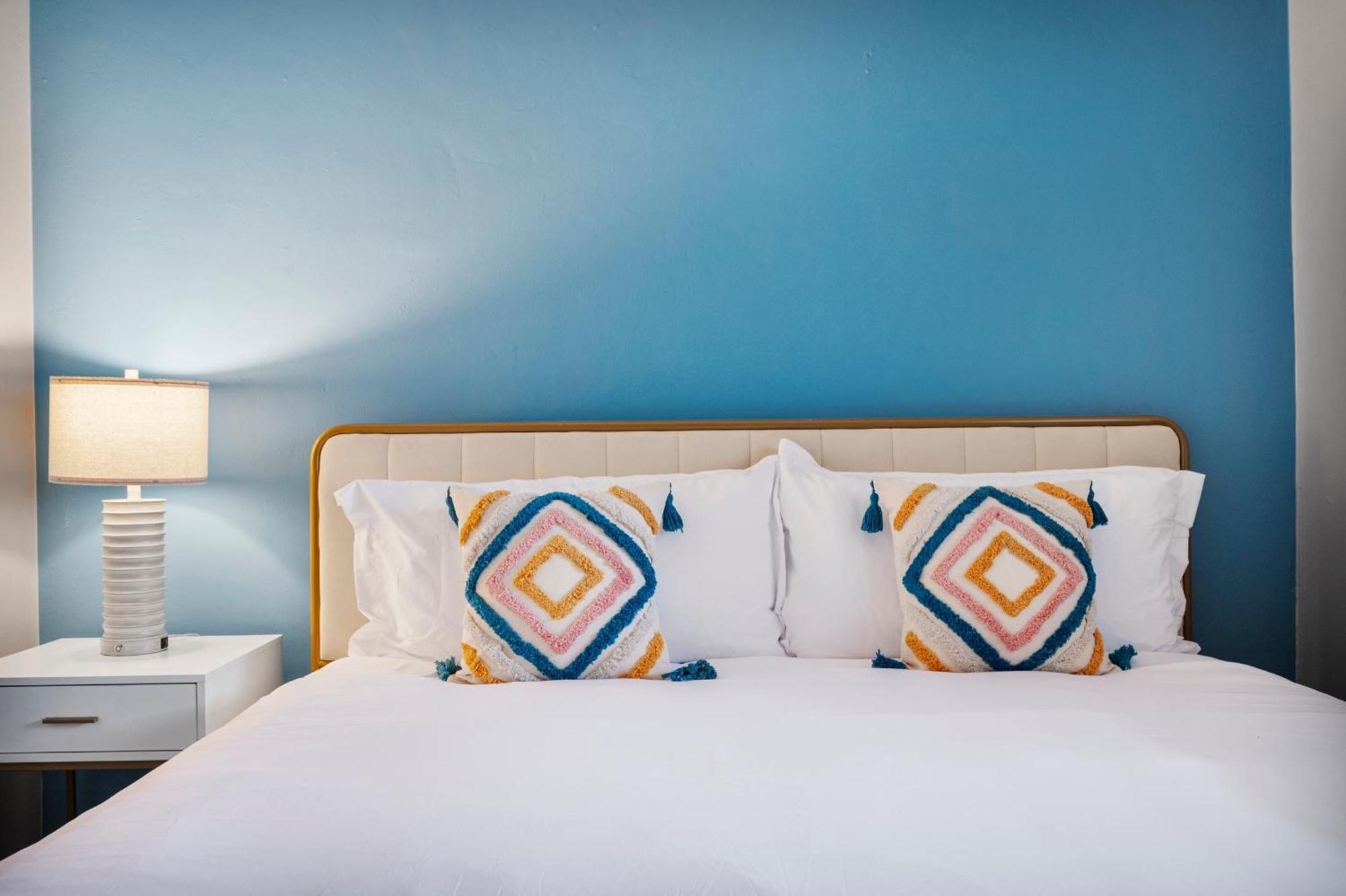 Elegant 2b1b Escape In Old Town Apartment *