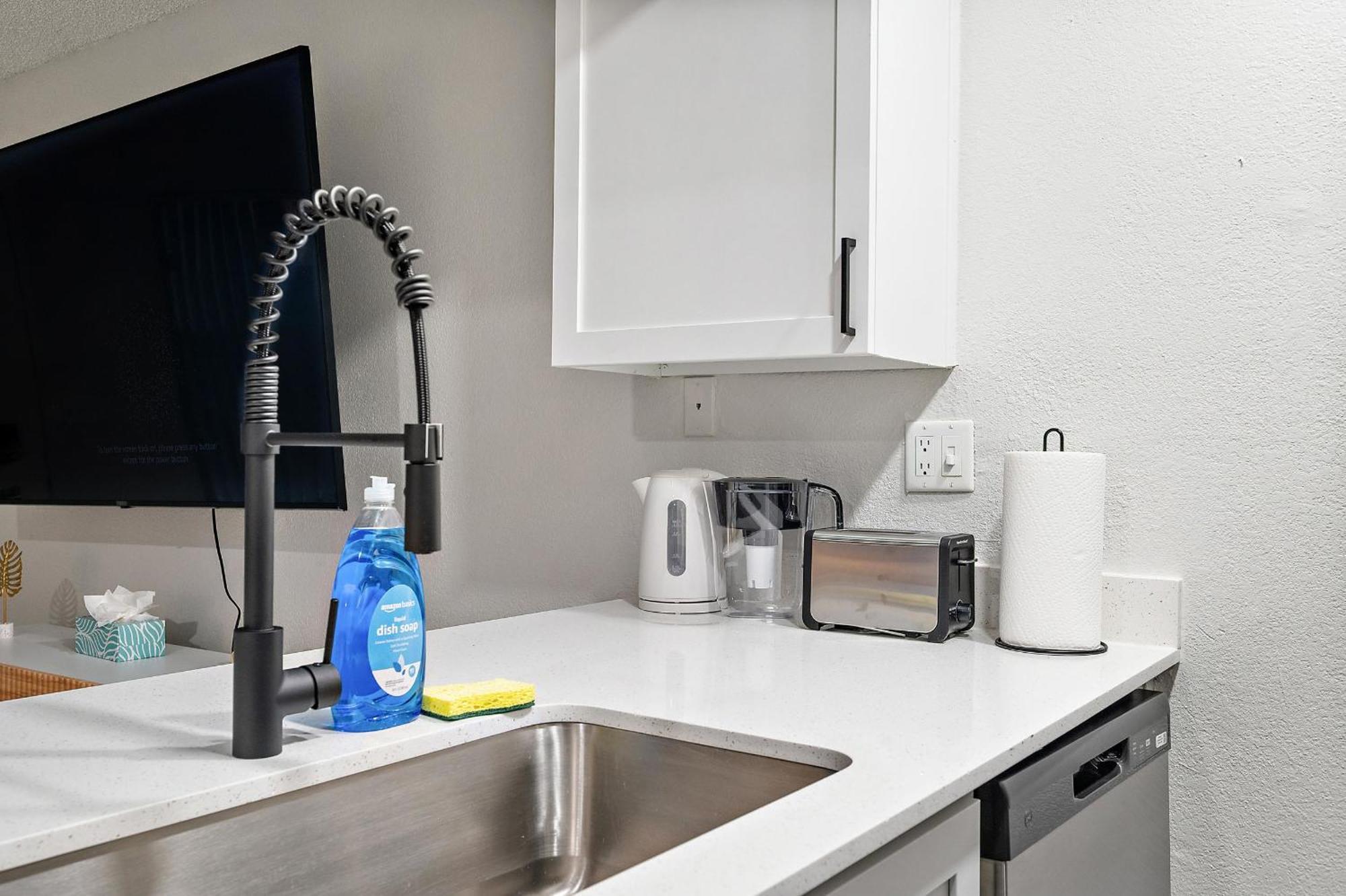 Modern 1-bedroom Escape With Free Parking *