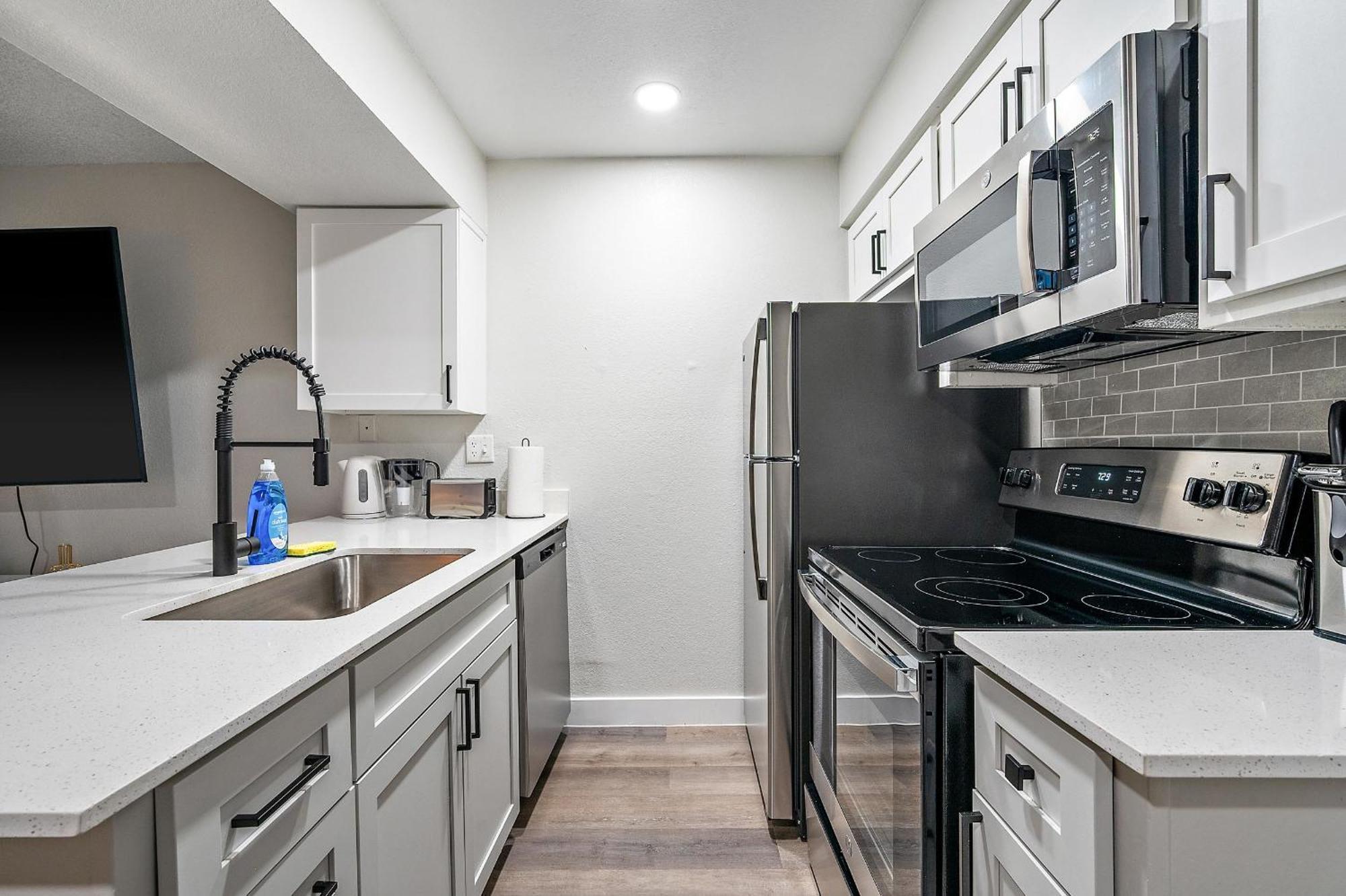 Modern 1-bedroom Escape With Free Parking *