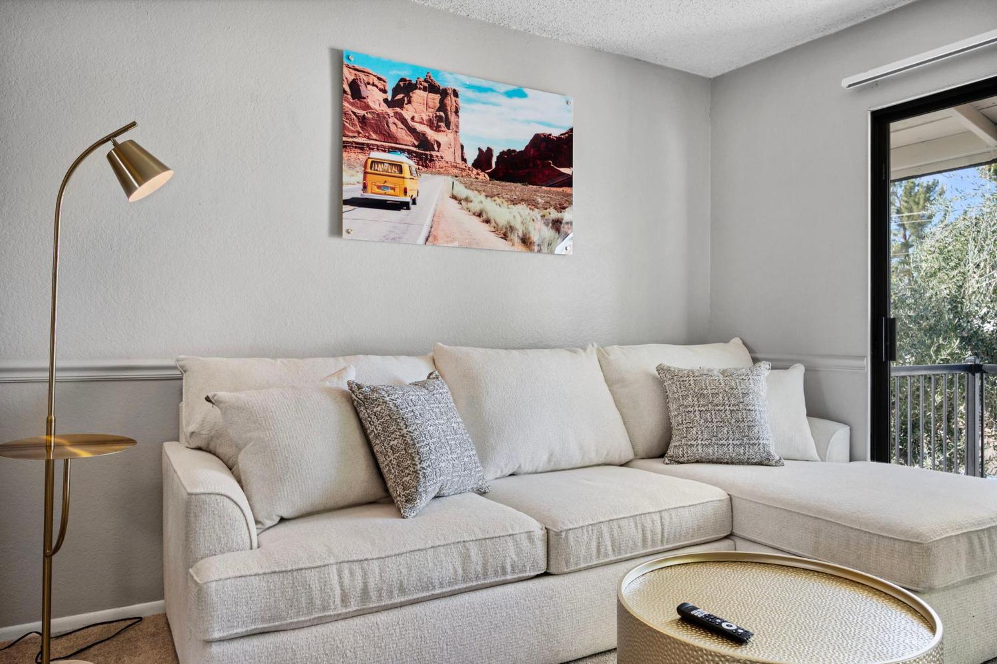 Modern 1b1b With Free Parking Apartment