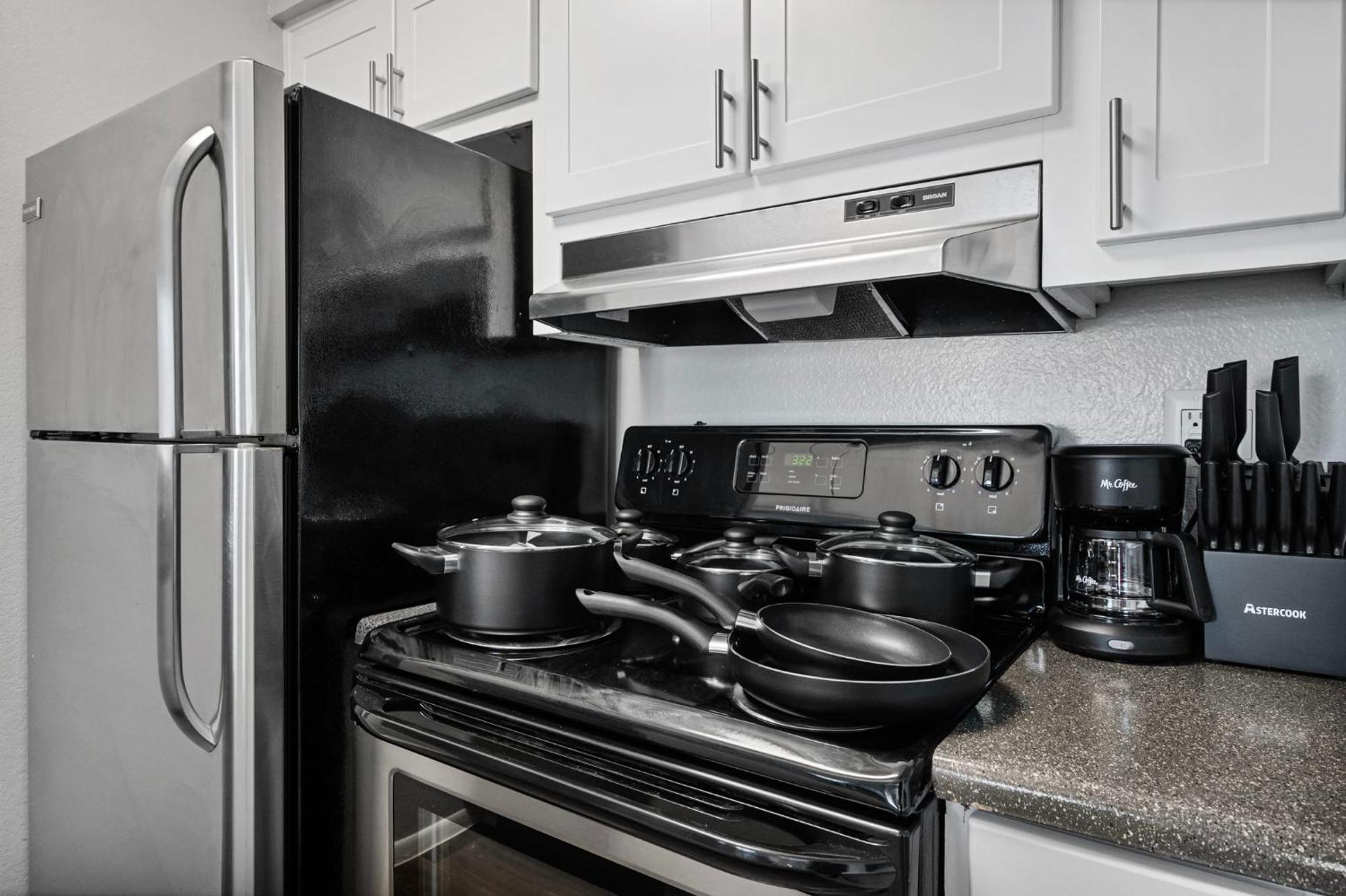 Modern 1b1b With Free Parking Apartment *