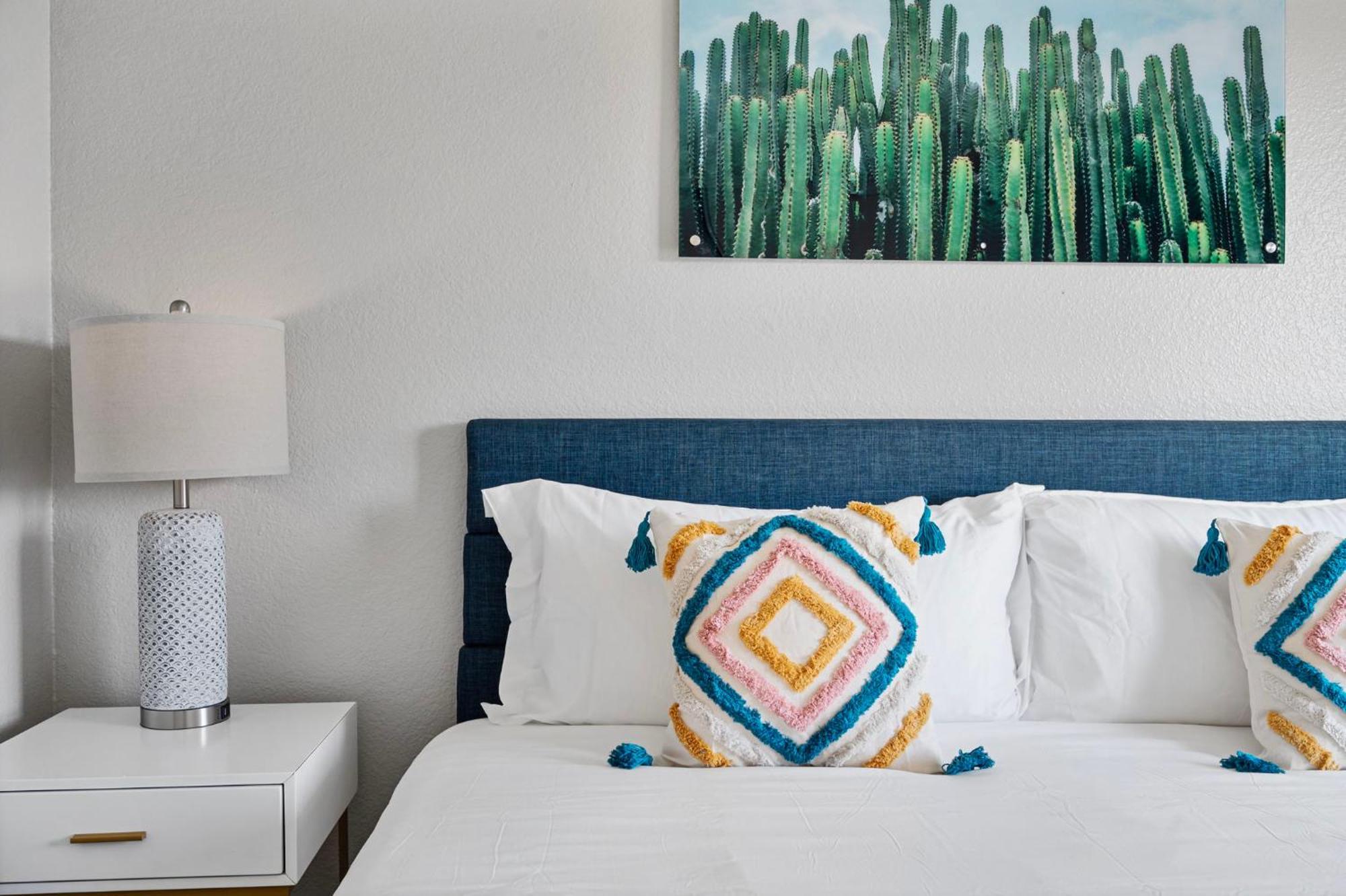 Modern 1b1b With Free Parking Apartment *