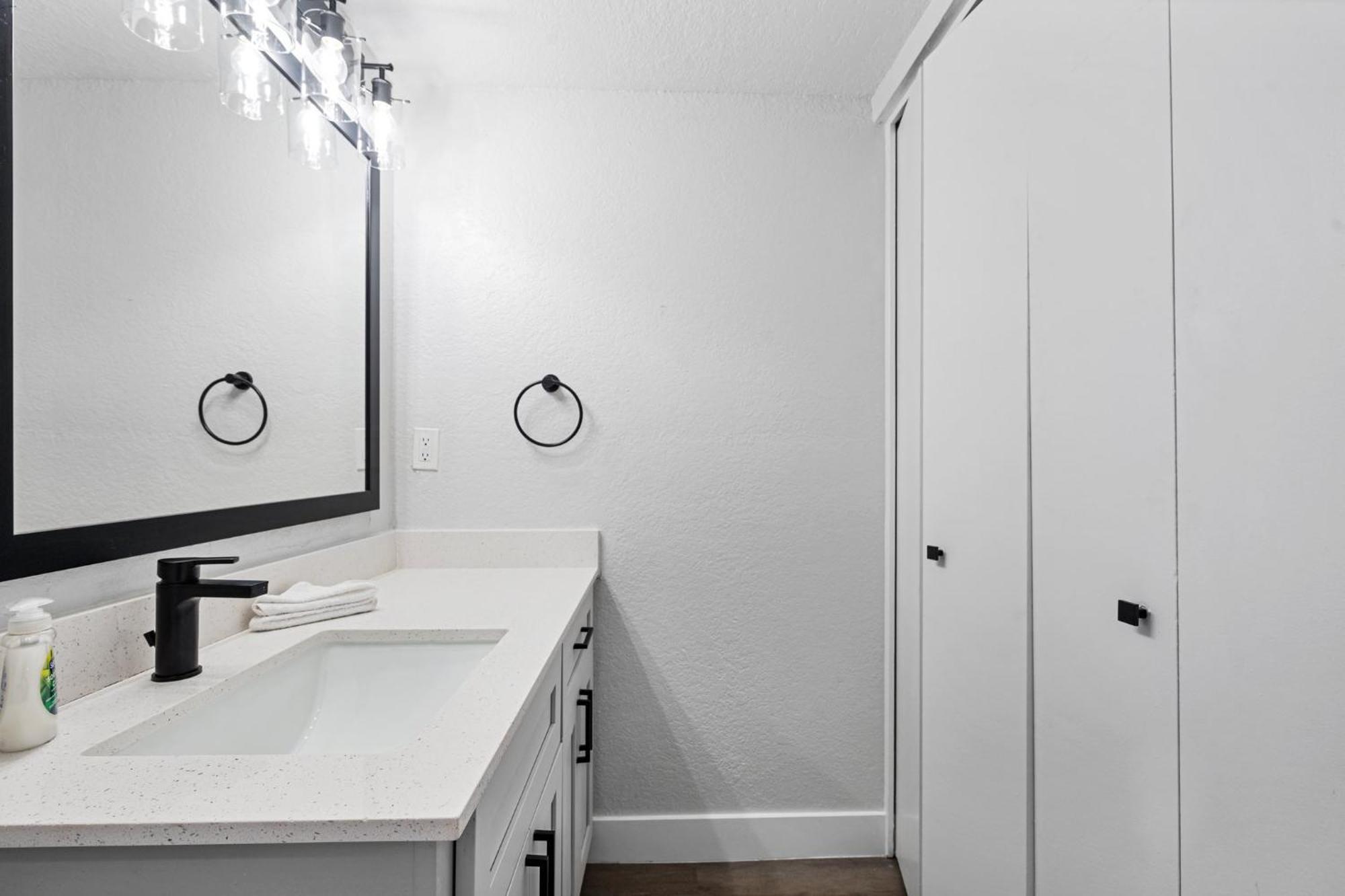 Luxurious 1b1b With Free Parking Scottsdale