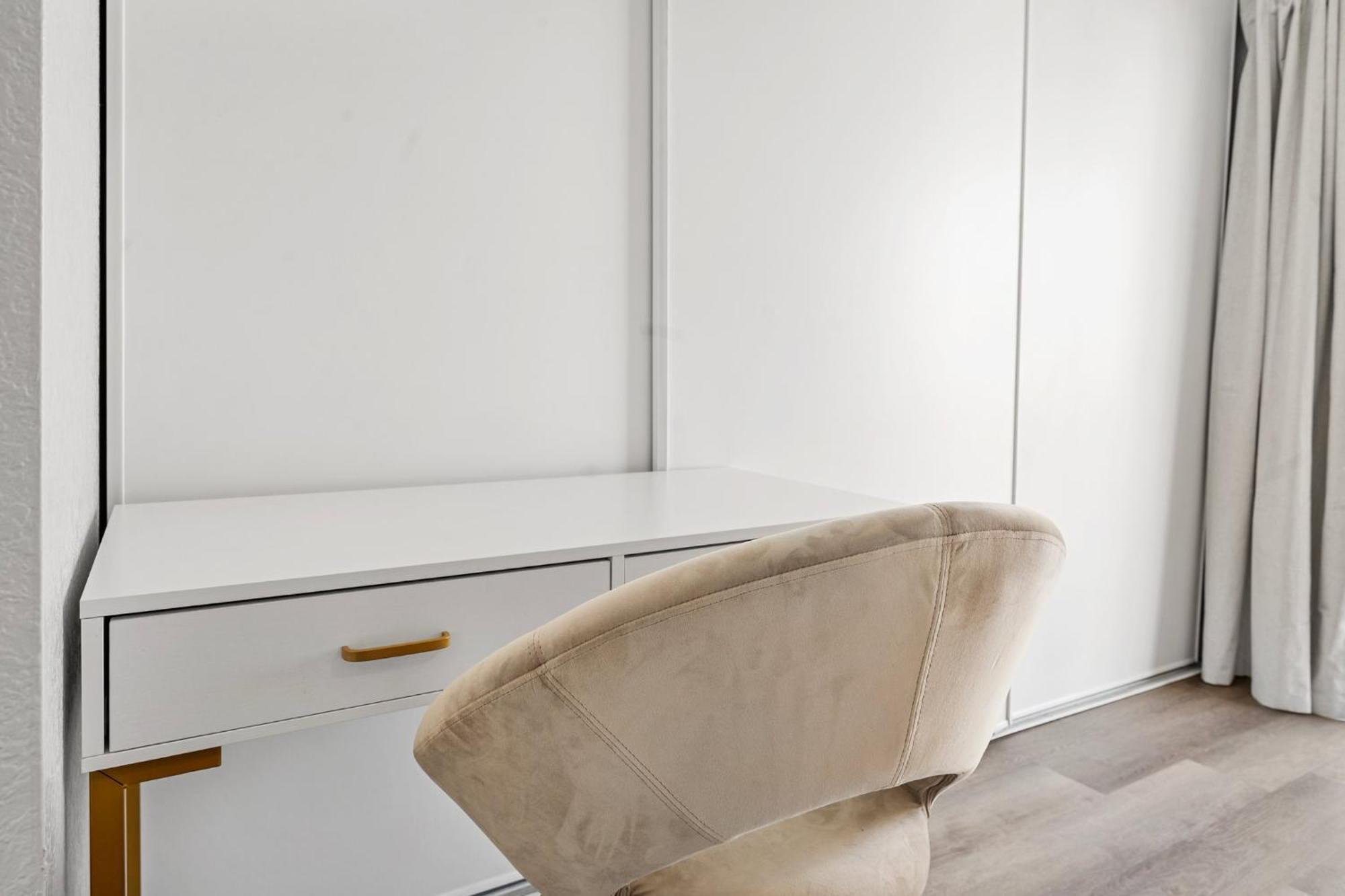 Luxurious 1b1b With Free Parking Apartment *
