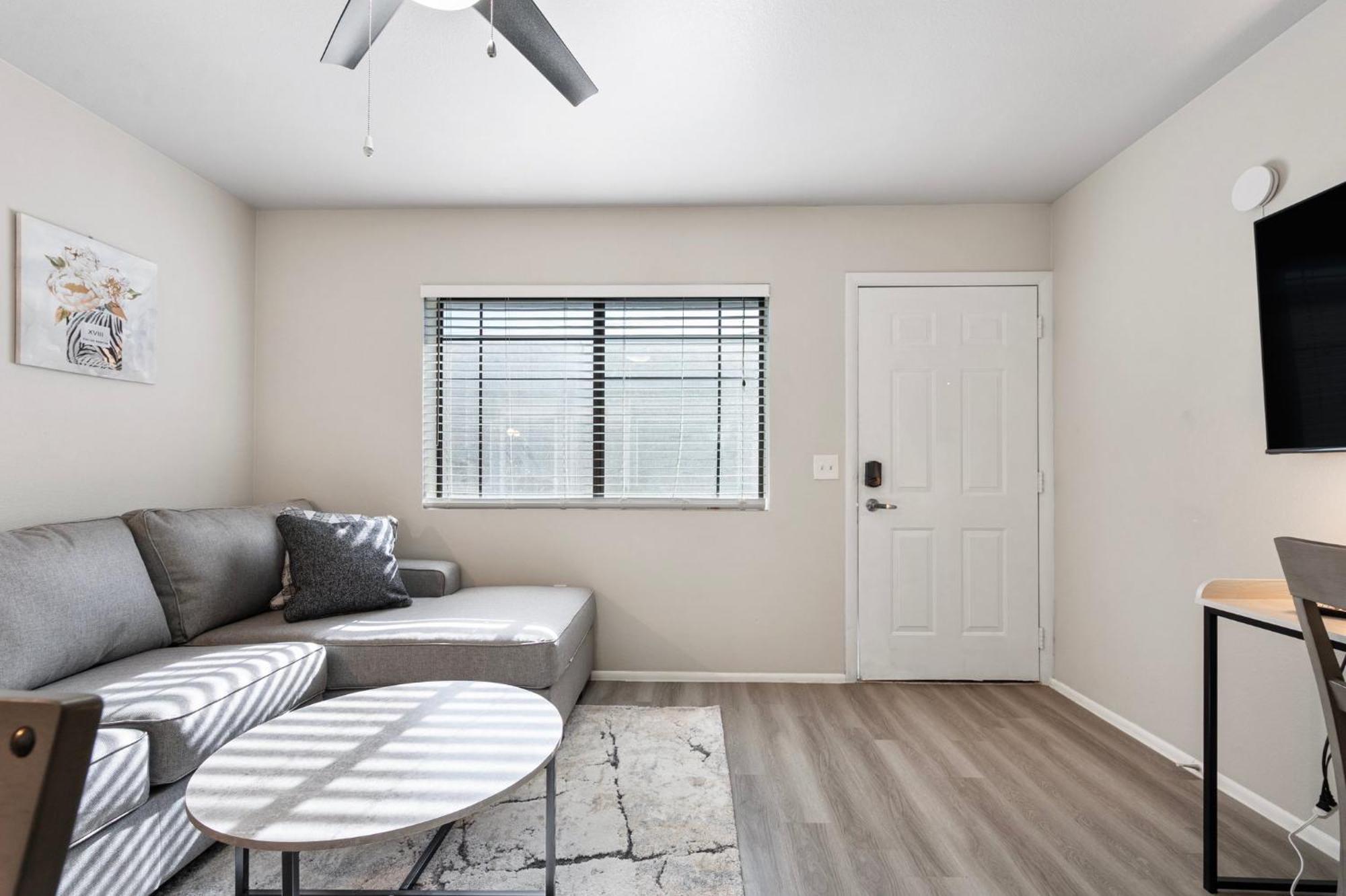 Cozy & Stylish 1b1b Oasis In Old Town Apartment *
