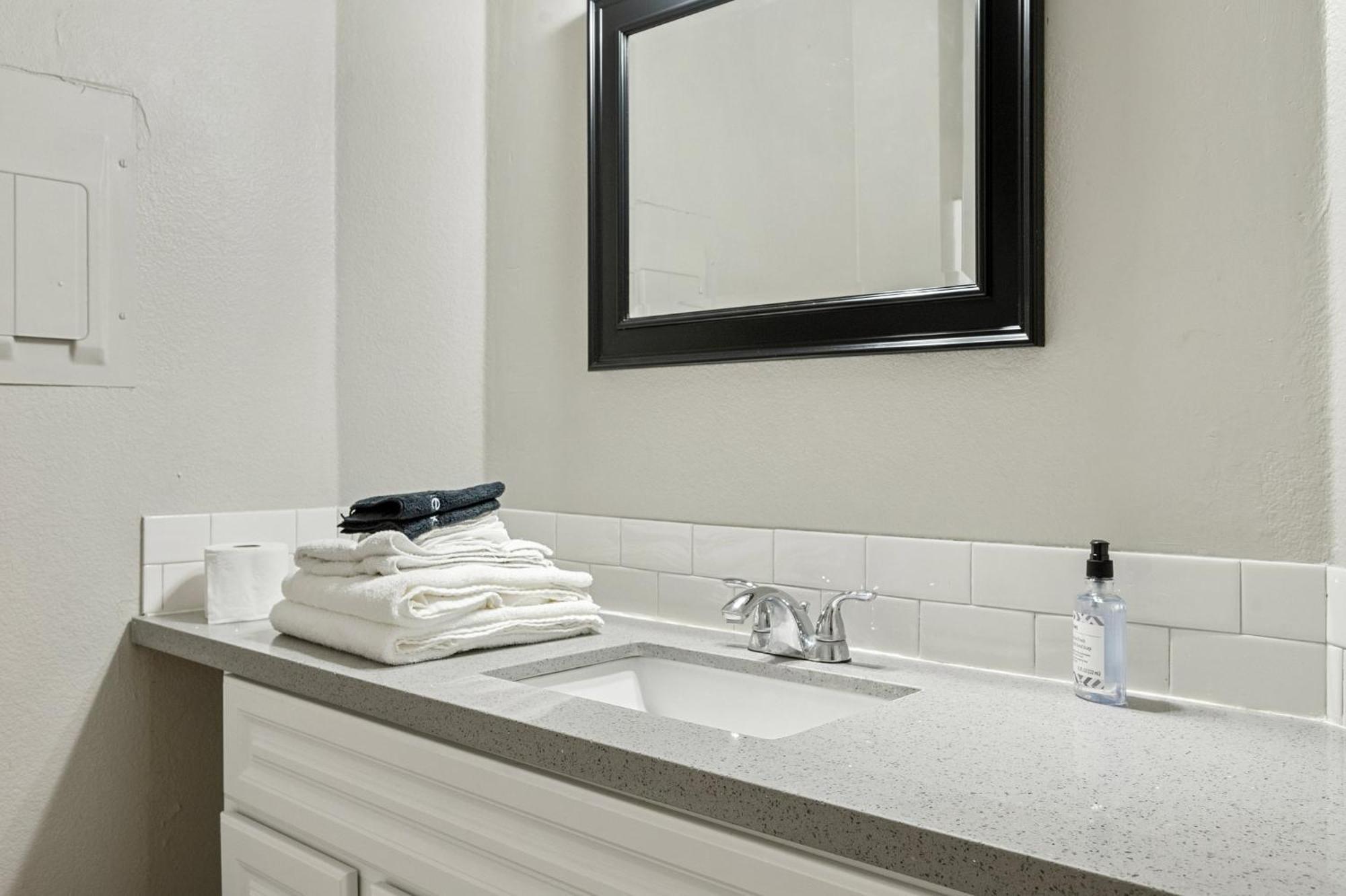 Elegant 1b1b Oasis In Old Town *