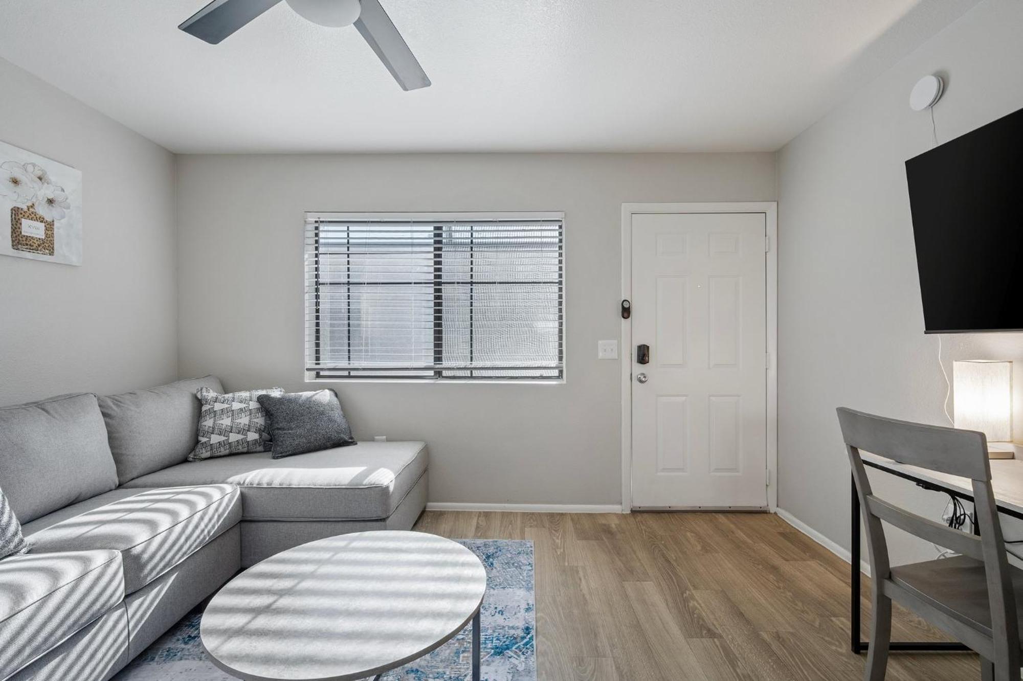 Cozy And Elegant 1b1b Oasis In Old Town