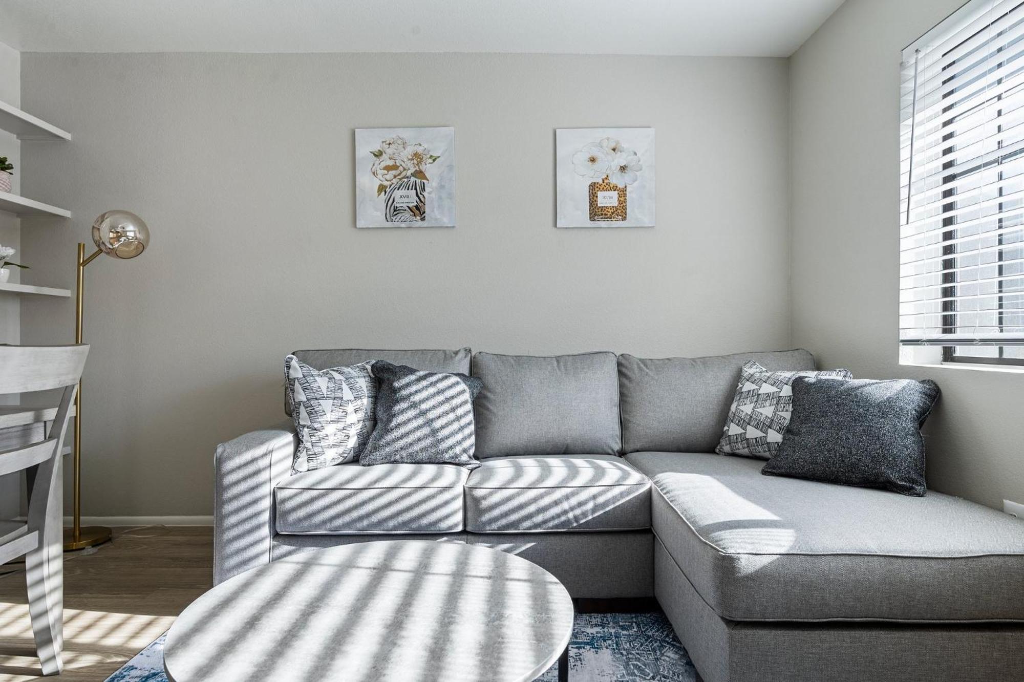 Cozy And Elegant 1b1b Oasis In Old Town Apartment