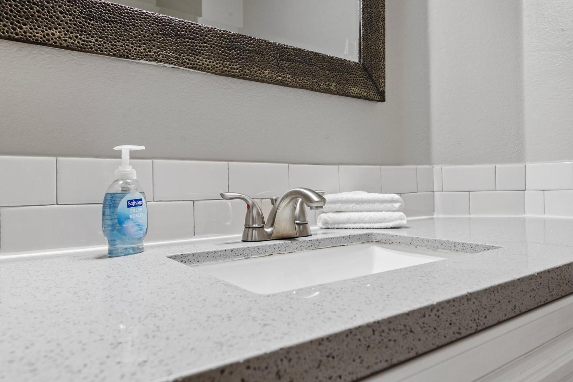 Apartment Luxurious 1b1b Hideaway In Old Town *