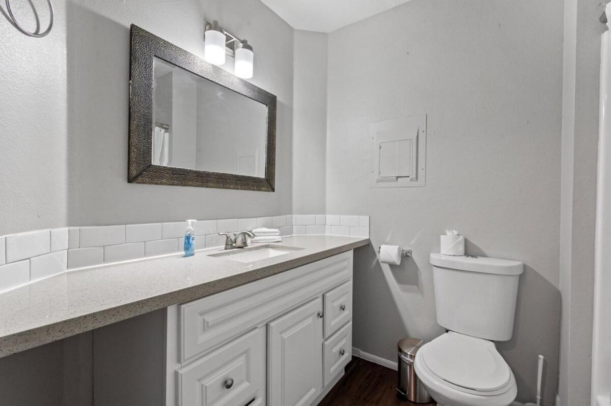 Apartment Modern 1b1b Hideaway In Old Town