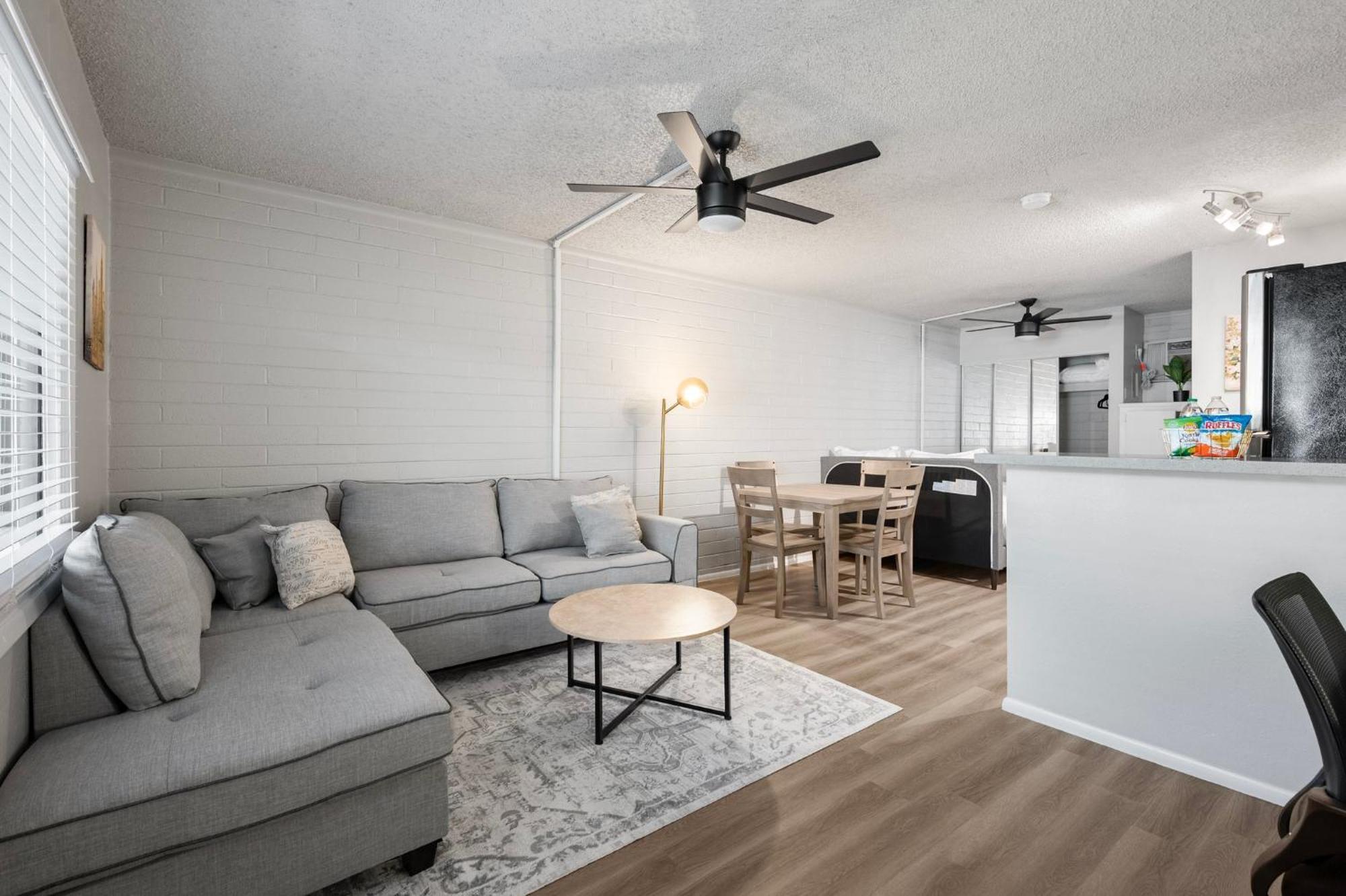 Chic And Cozy 1b1b Oasis In Old Town Apartment *