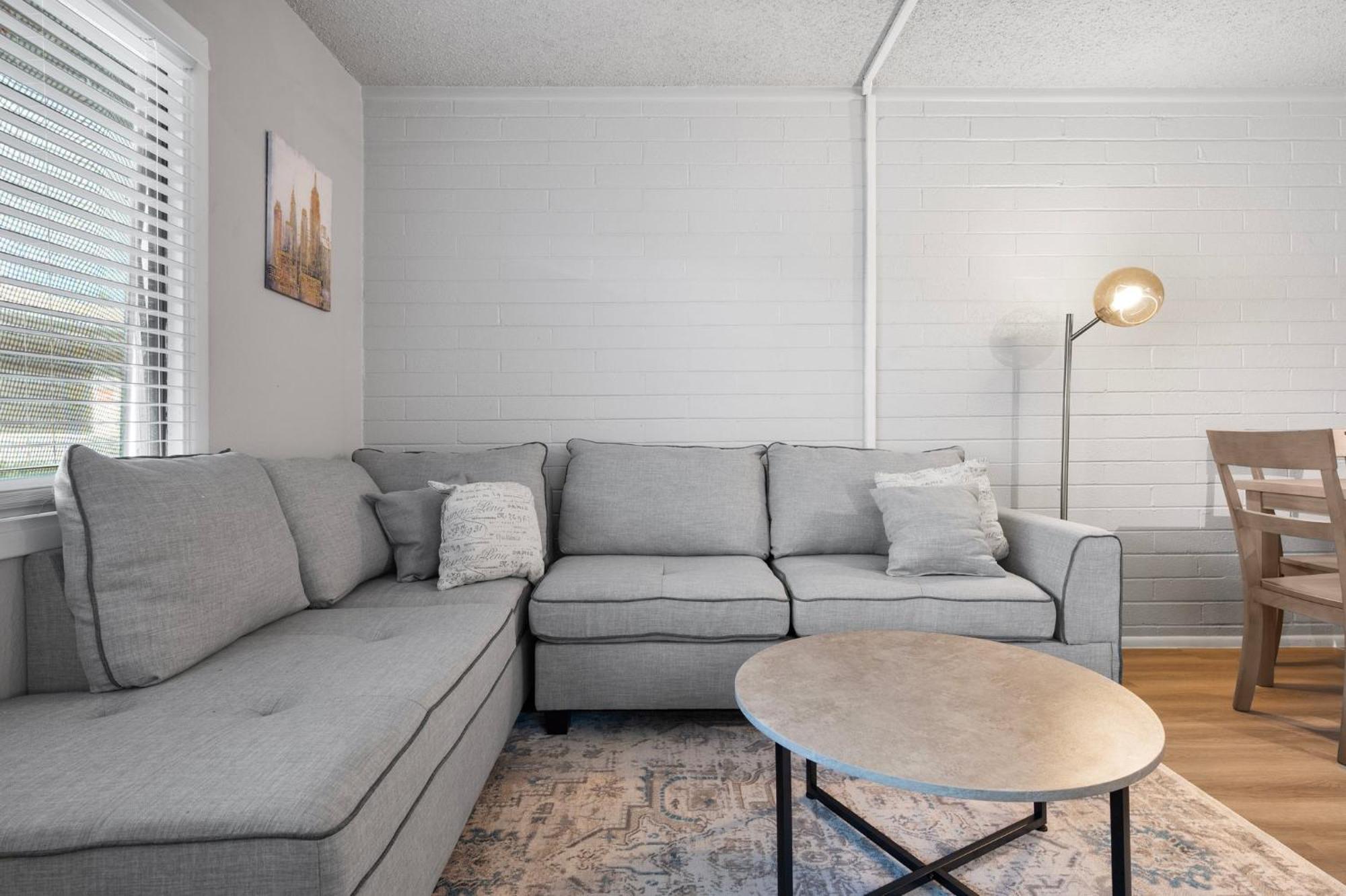 Chic And Cozy 1b1b Oasis In Old Town Apartment *