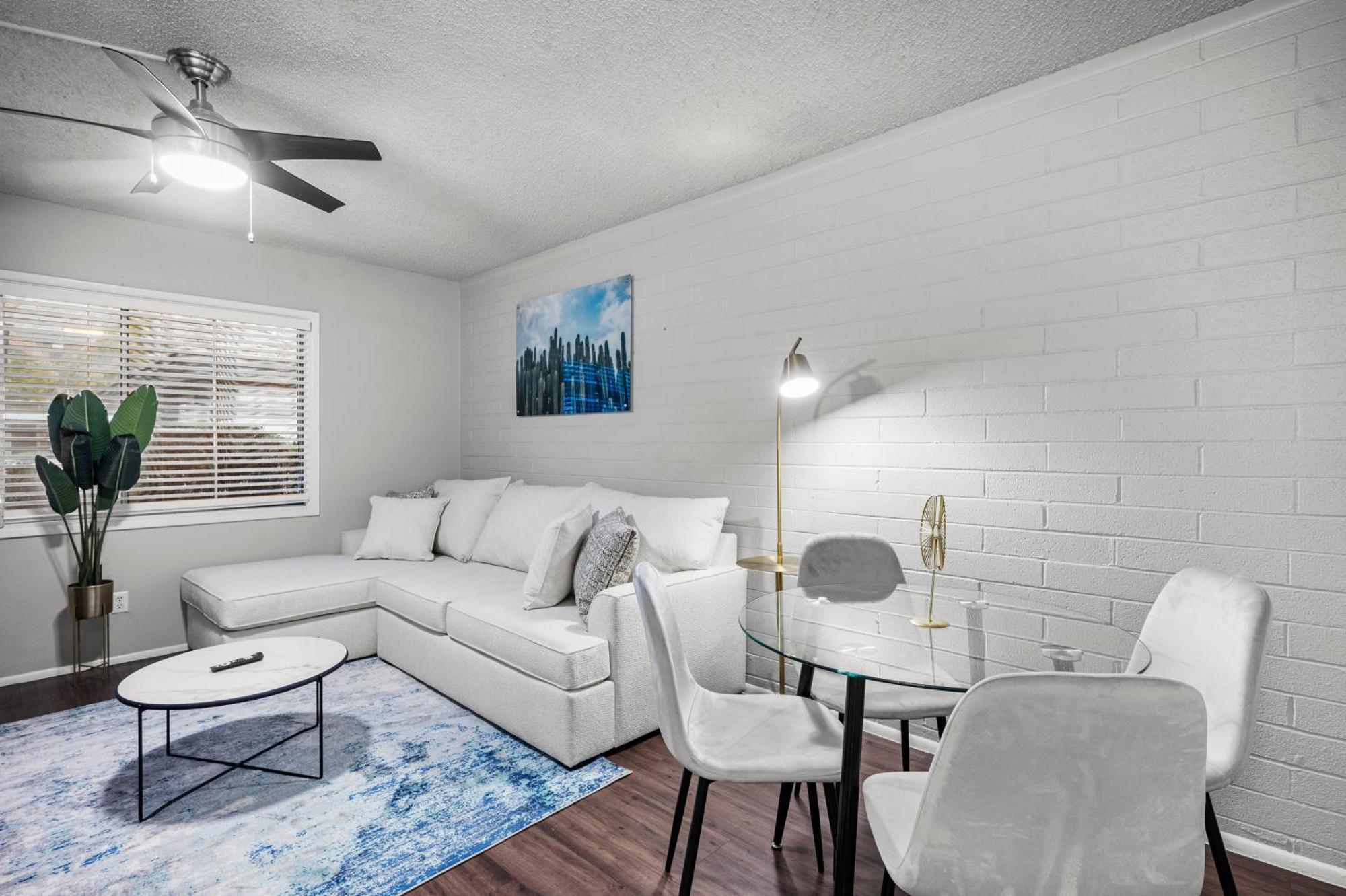 Trendy 1b1b Getaway In Old Town