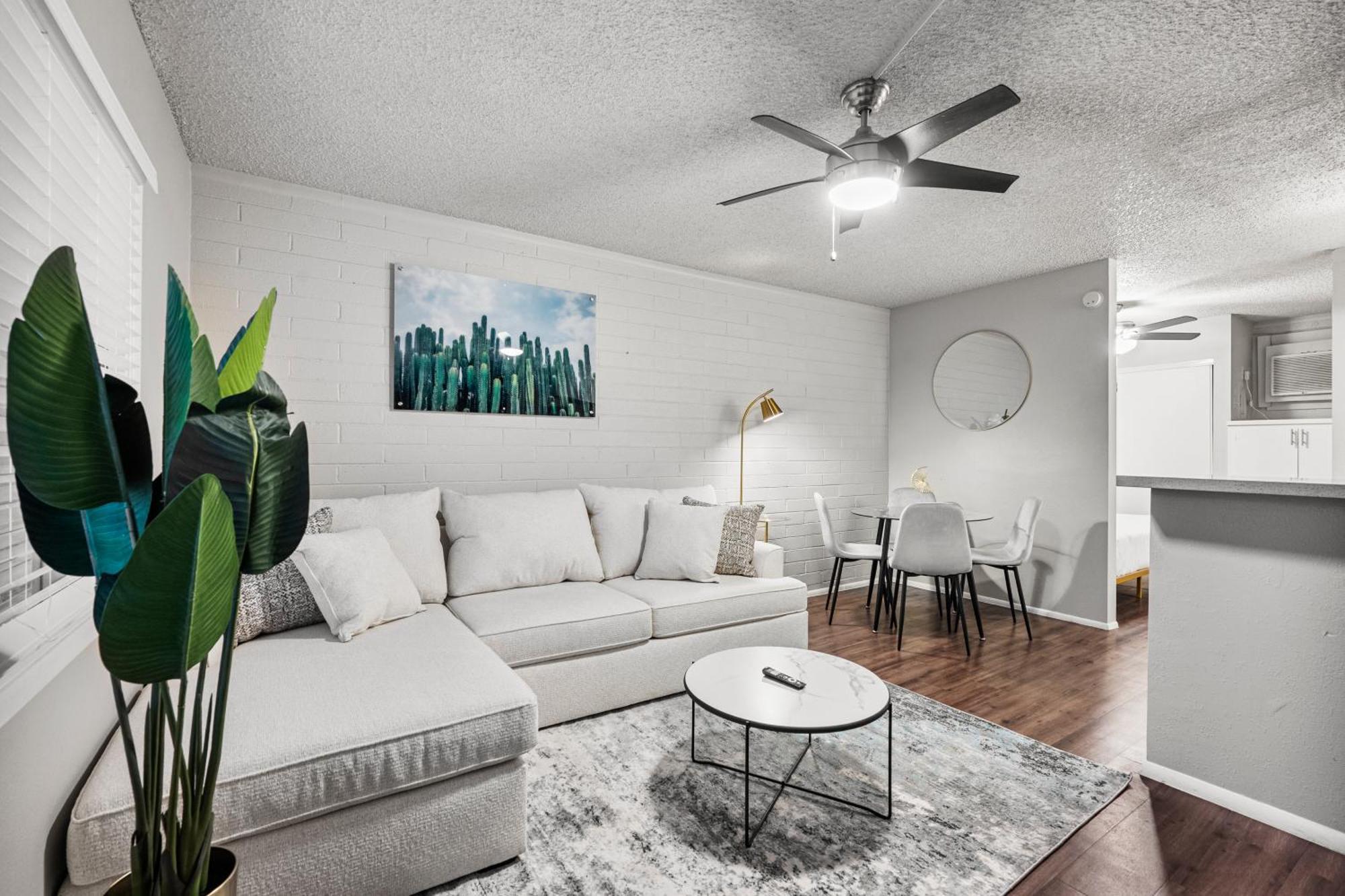 Trendy 1b1b Getaway In Old Town Apartment