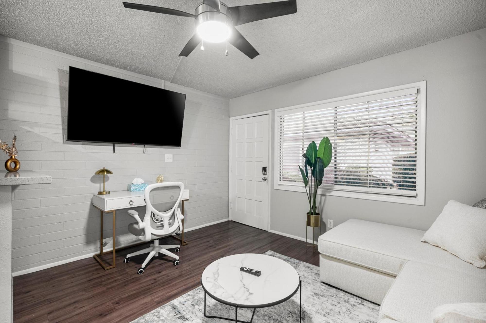 Trendy 1b1b Getaway In Old Town Apartment *