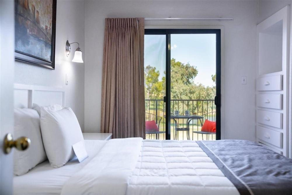 215 Fully Furnished 1br Suite-outdoor Pool *