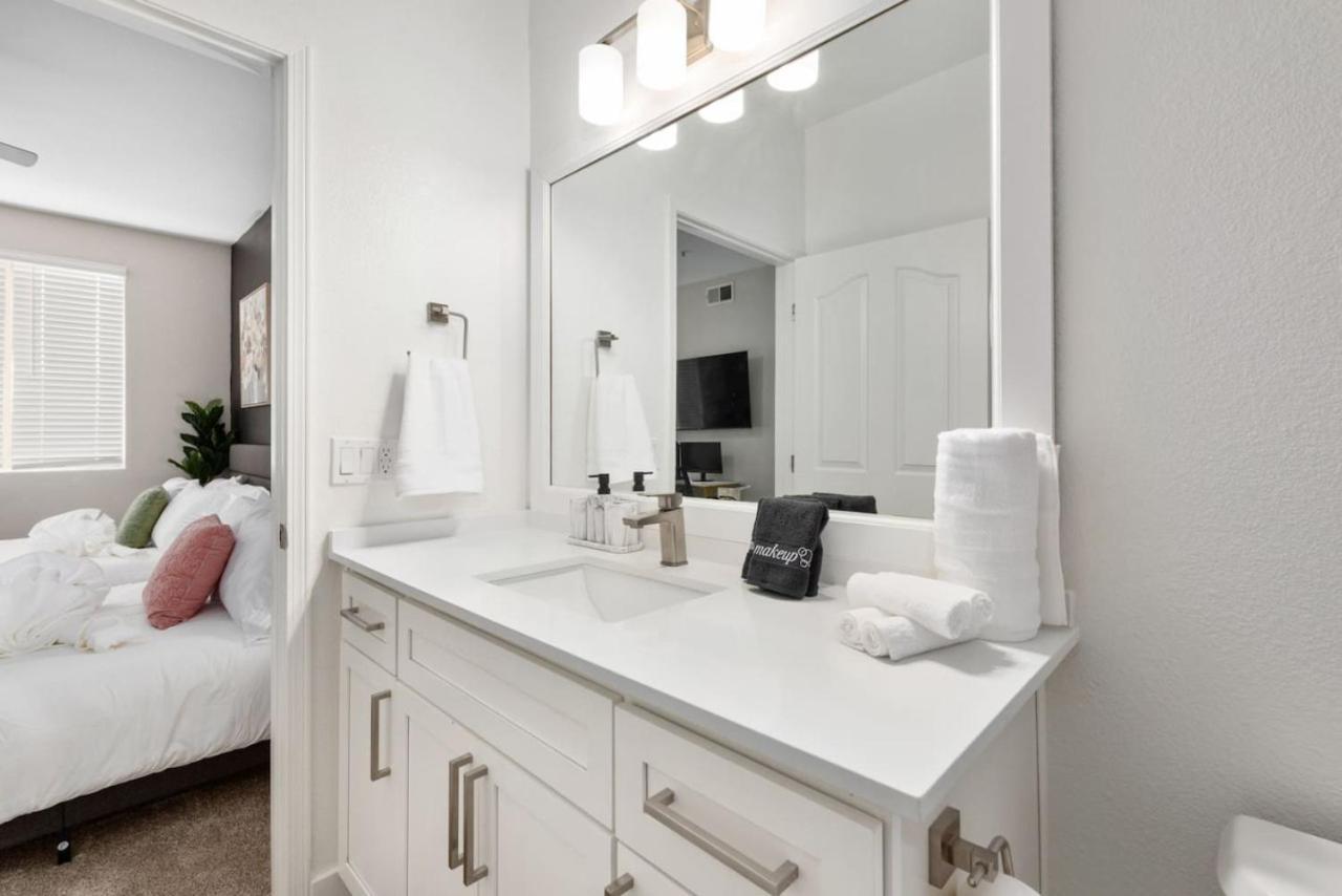 Chic 2Br - Pool,Gym,Parkng,Near Mayo Clnc&Westwrld Apartment