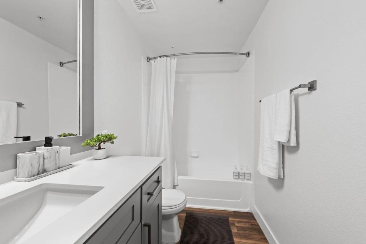 Stylish2Br Pool Gym Parkng Near Mayo Clnc Westwrld Apartment