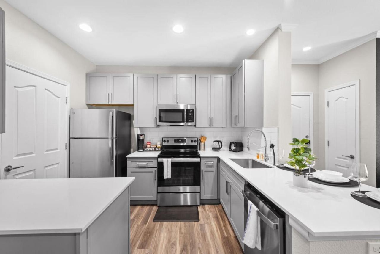 Stylish2Br Pool Gym Parkng Near Mayo Clnc Westwrld Apartment