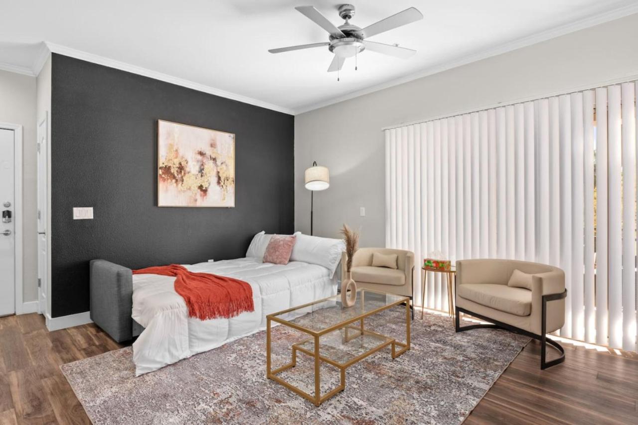 Stylish2Br Pool Gym Parkng Near Mayo Clnc Westwrld Apartment