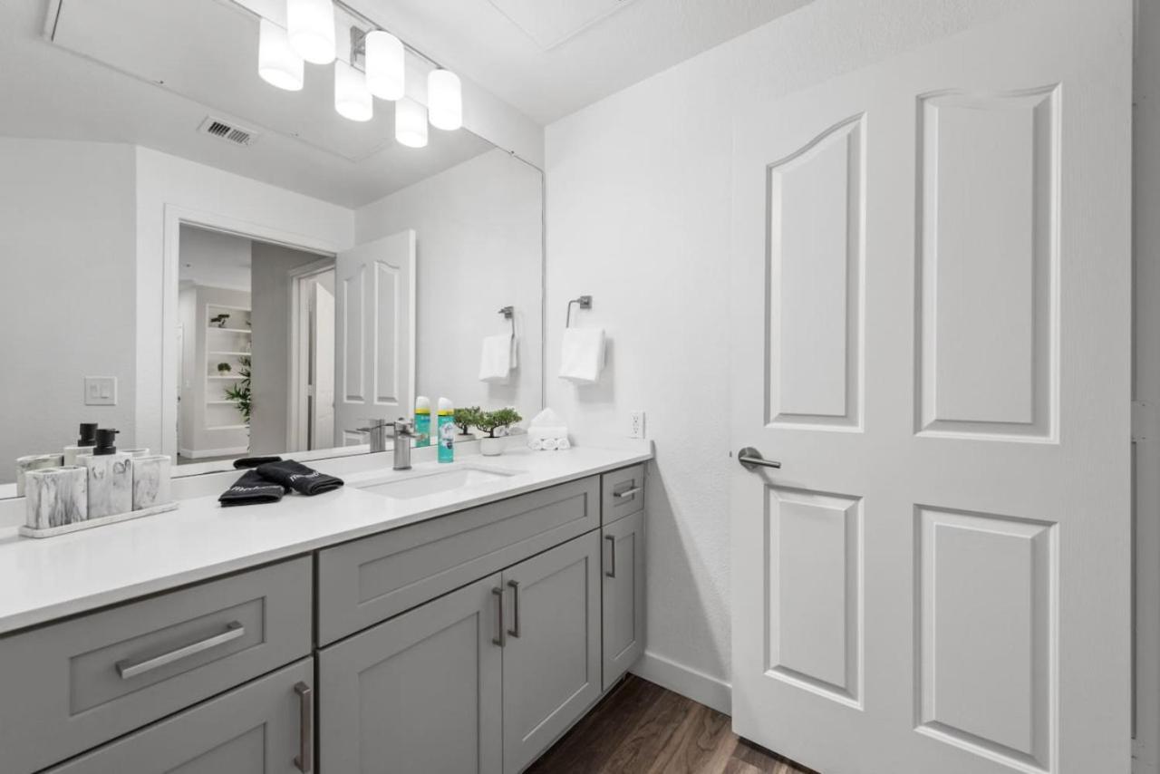 Chic 1Br-Pool,Gym,Prkng,Near Mayo Clnc&Westwrld Apartment