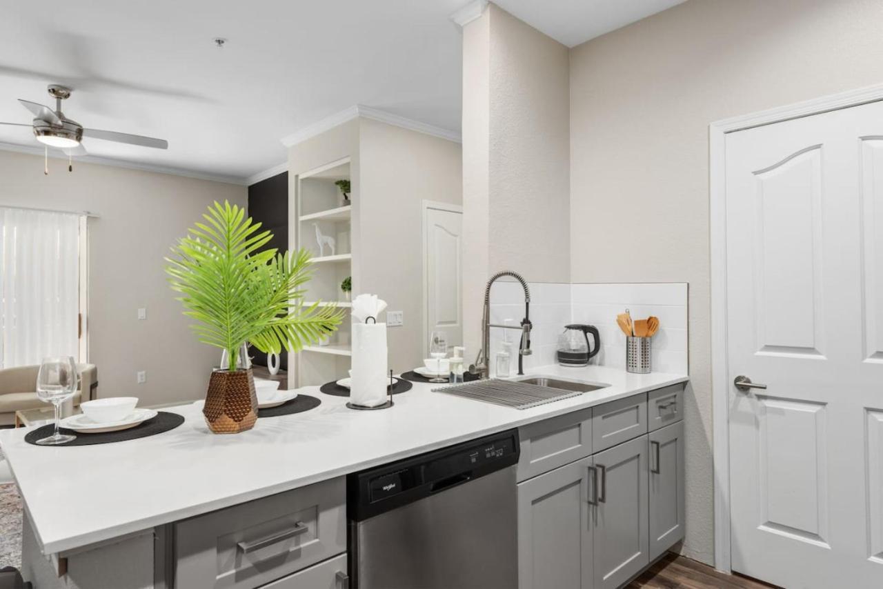 Chic 1Br-Pool,Gym,Prkng,Near Mayo Clnc&Westwrld Apartment