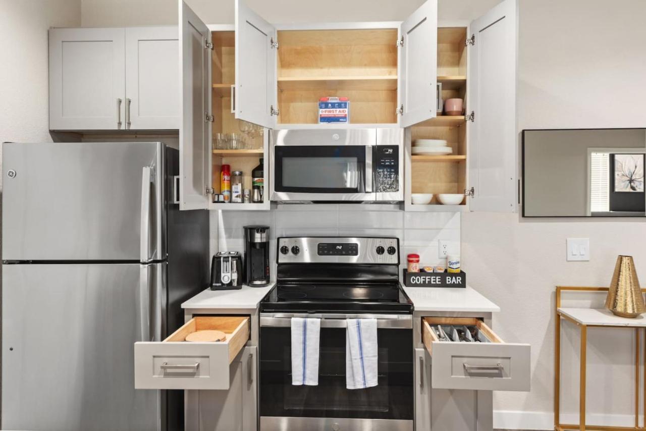 Chic 1Br-Pool,Gym,Prkng,Near Mayo Clnc&Westwrld Apartment *