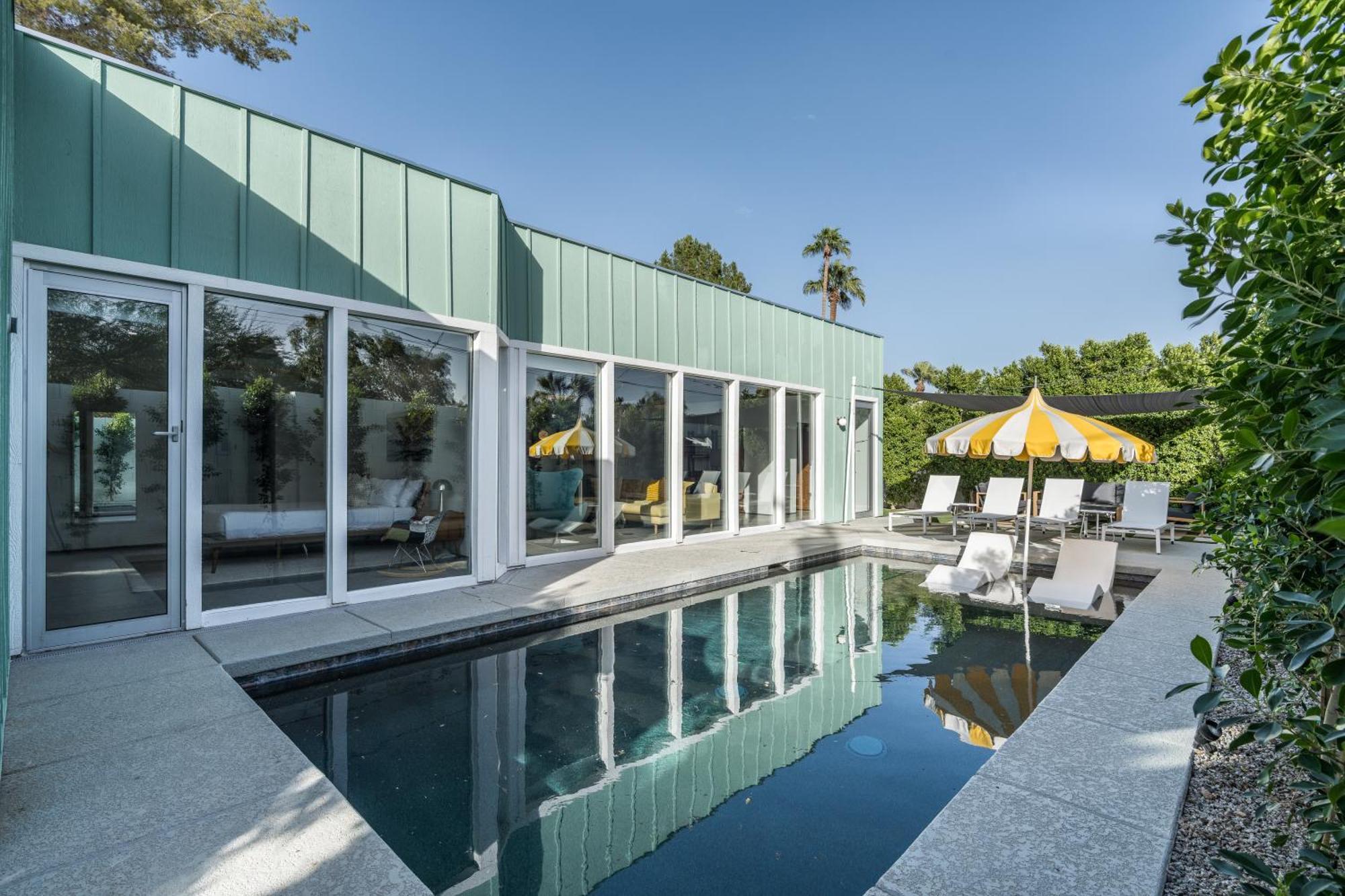 Stylish Old Town Retreat W Pool Prime Location *
