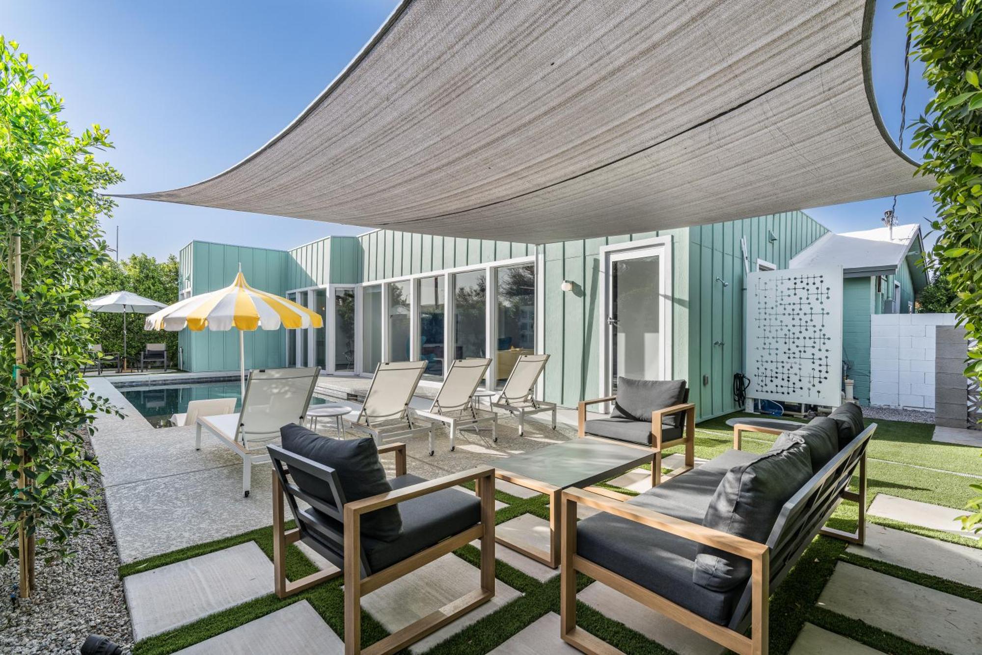 Stylish Old Town Retreat W Pool Prime Location