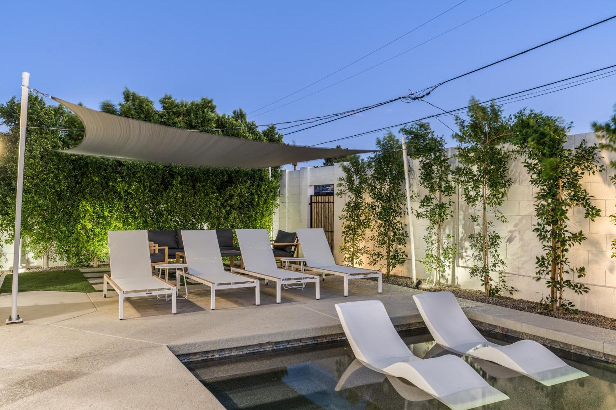 Stylish Old Town Retreat W Pool Prime Location *