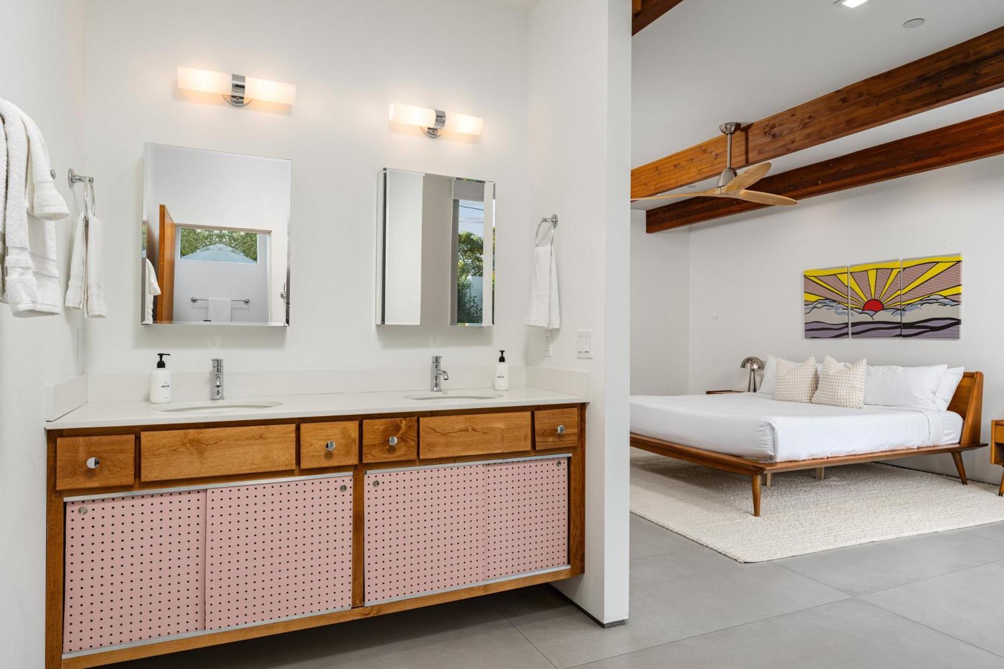 Stylish Old Town Retreat W Pool Prime Location