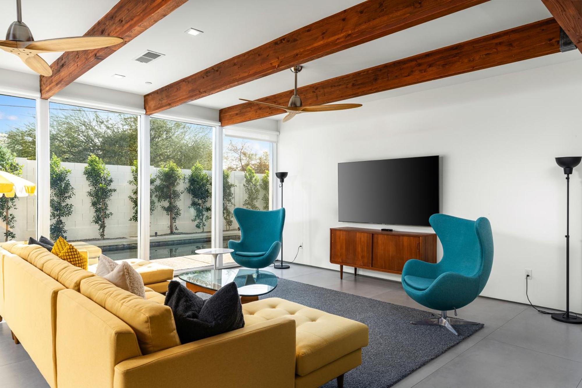 Stylish Old Town Retreat W Pool Prime Location