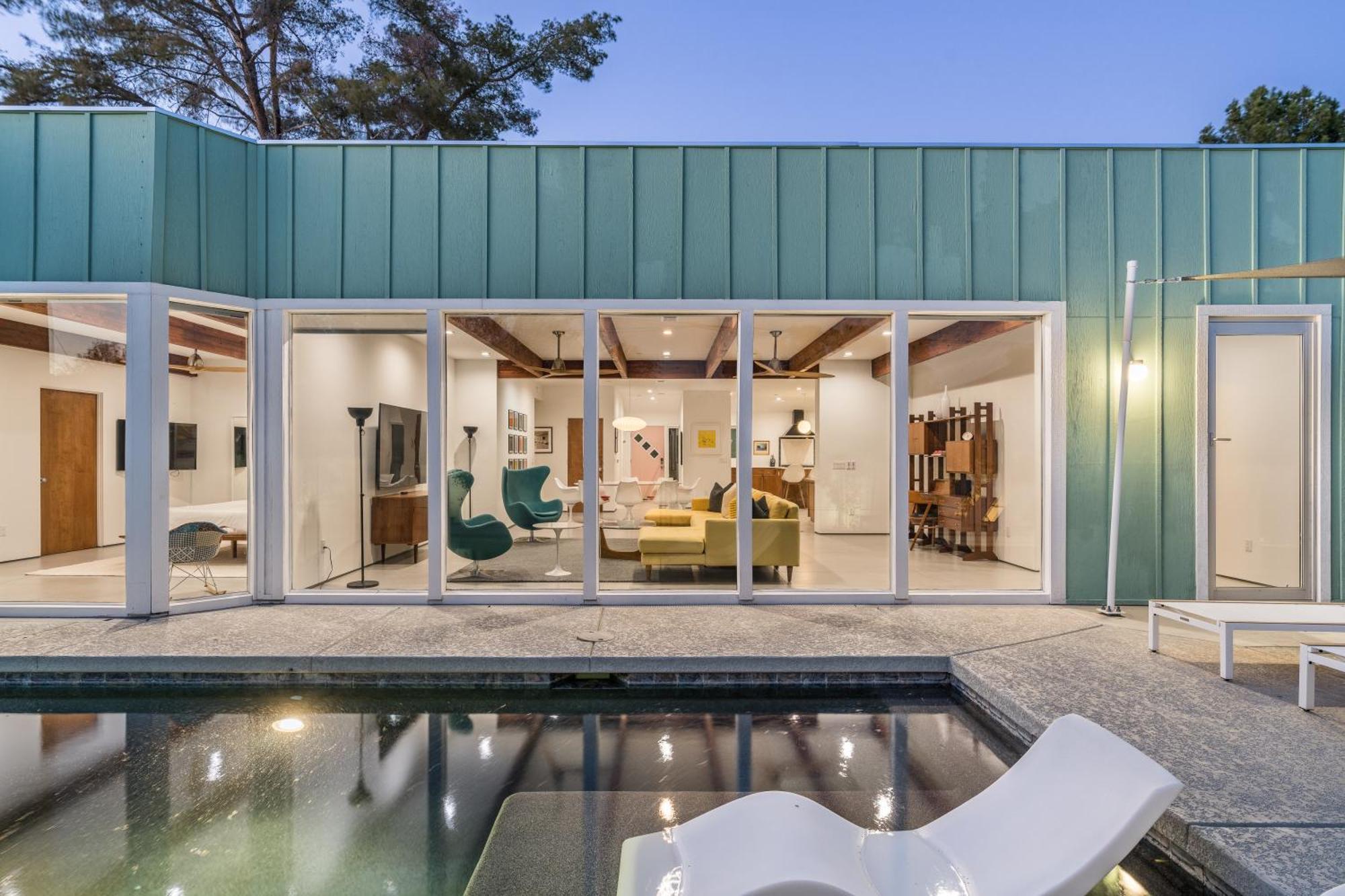 Stylish Old Town Retreat W Pool Prime Location