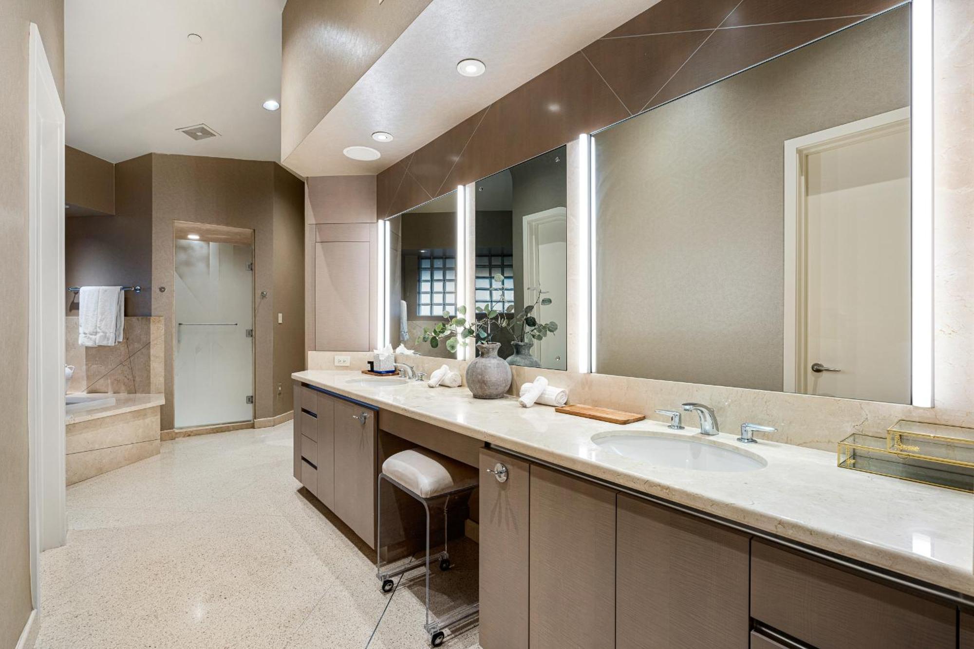 Indoor Pool 2.5 Acres Gym With Sauna At Hideaway Estate Holiday home Scottsdale
