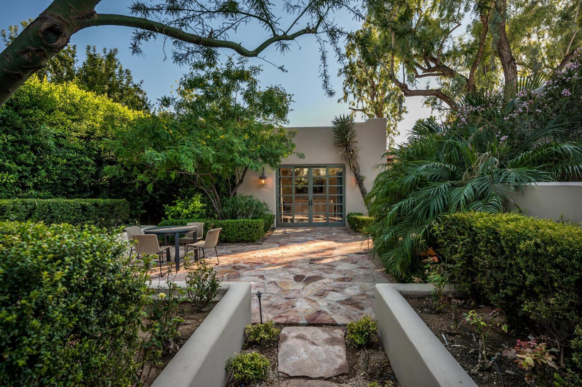 Hacienda Gardens Escape The City-life With A Private Oasis *
