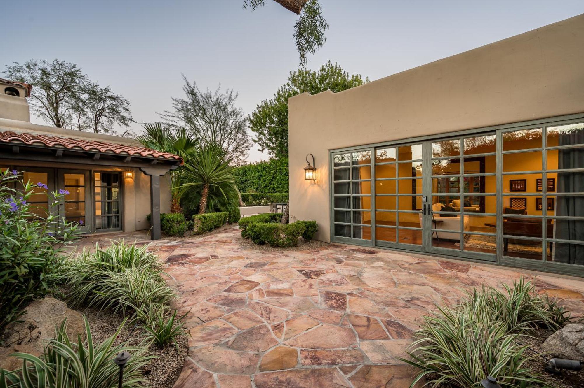 Hacienda Gardens Escape The City-life With A Private Oasis *
