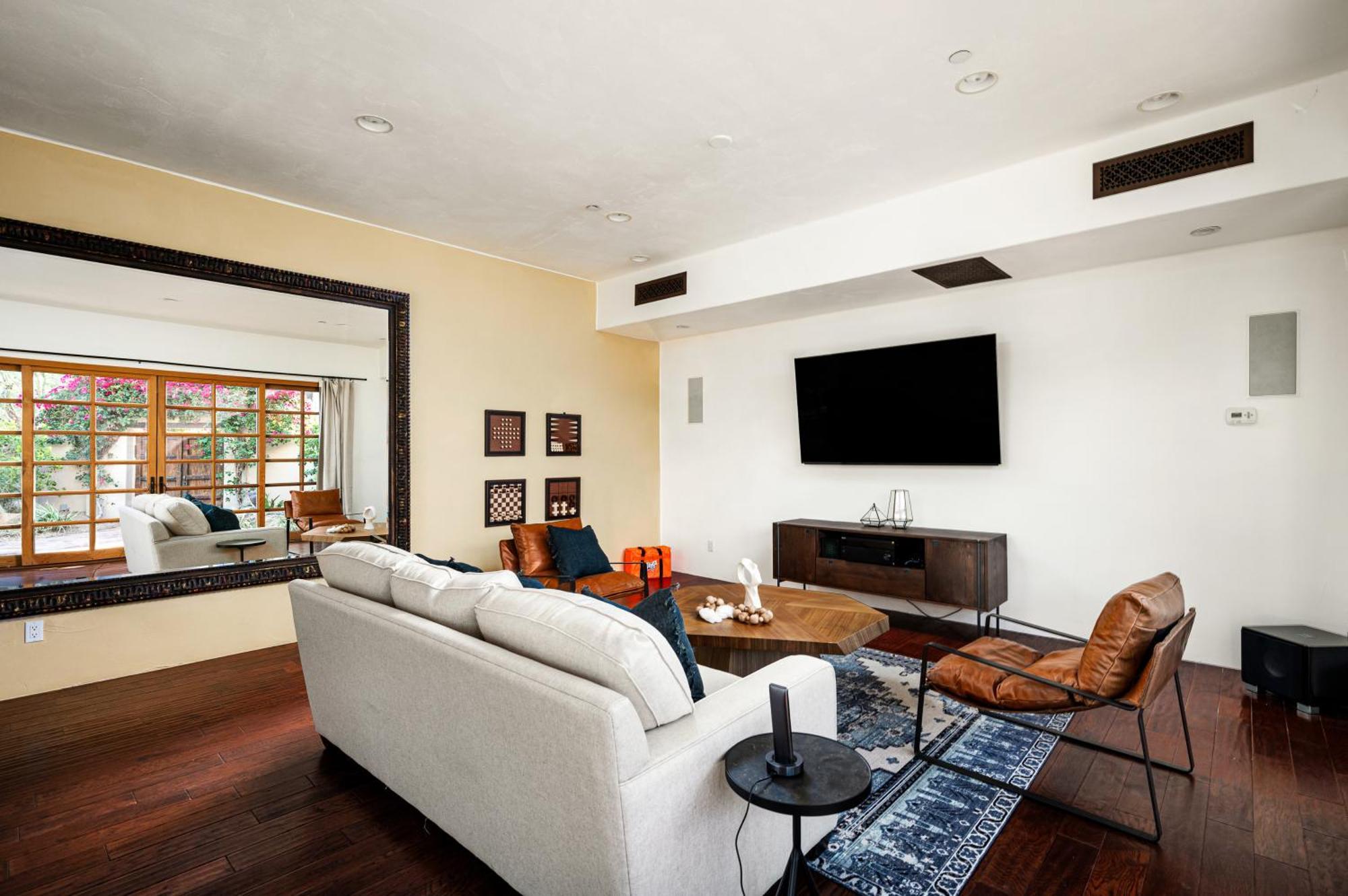 Hacienda Gardens Escape The City-life With A Private Oasis Holiday home *