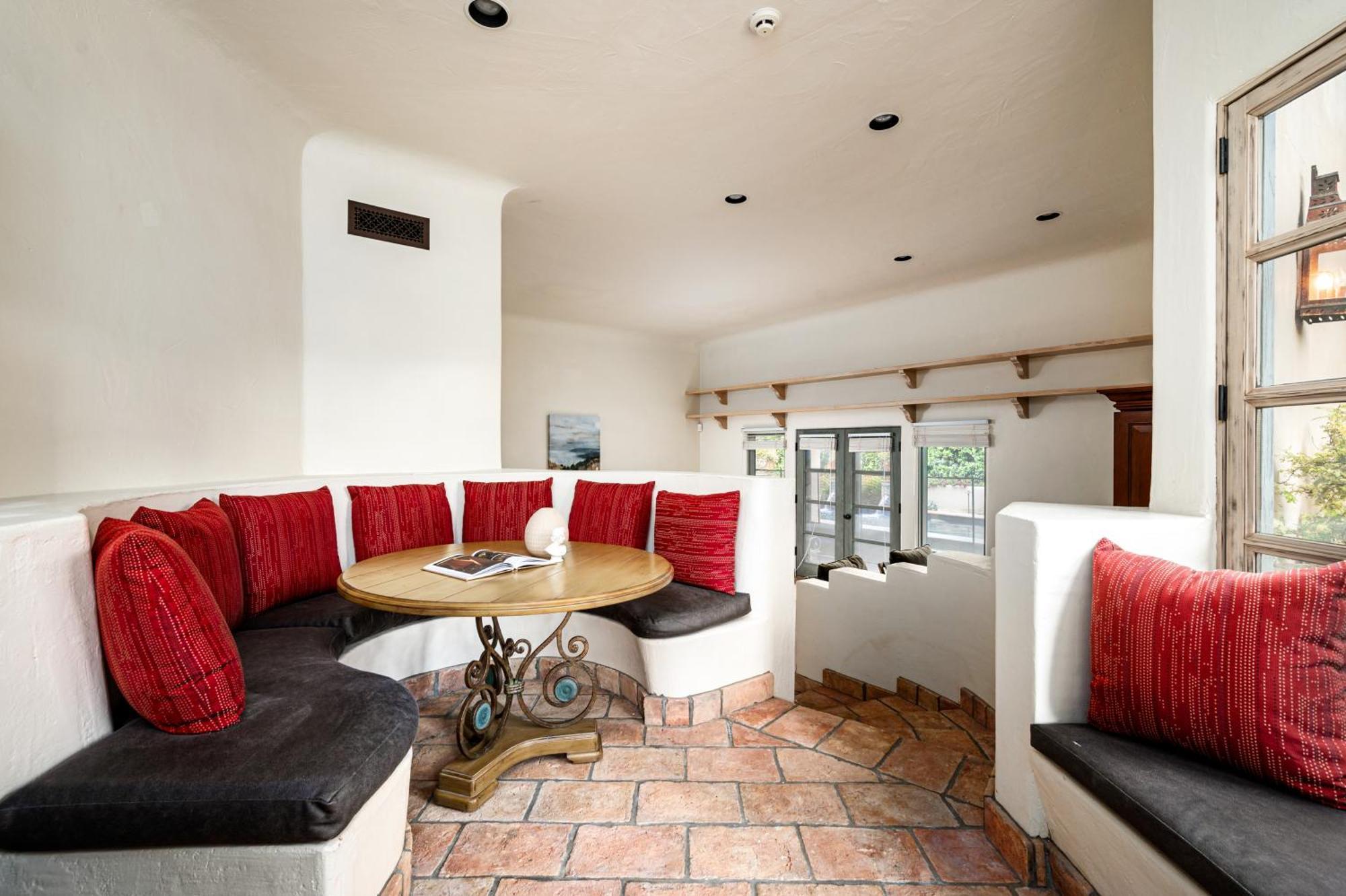 Hacienda Gardens Escape The City-life With A Private Oasis Holiday home