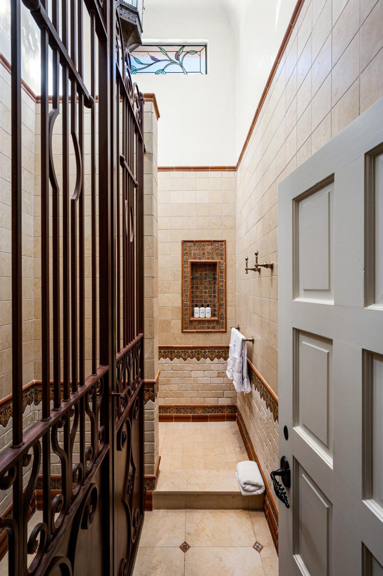 Holiday home Hacienda Gardens Escape The City-life With A Private Oasis