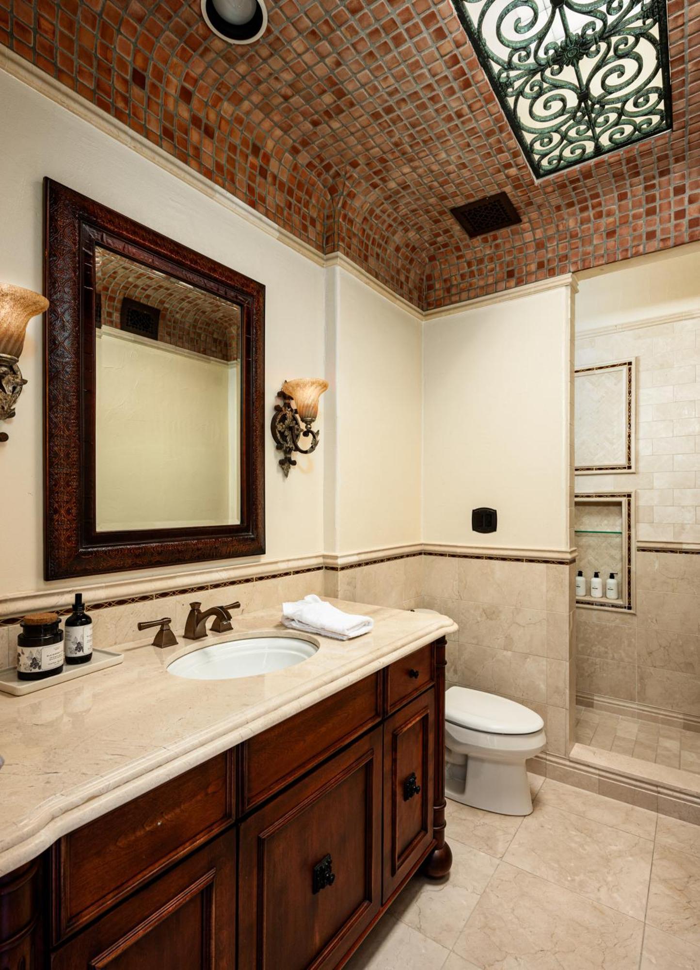 Holiday home Hacienda Gardens Escape The City-life With A Private Oasis *