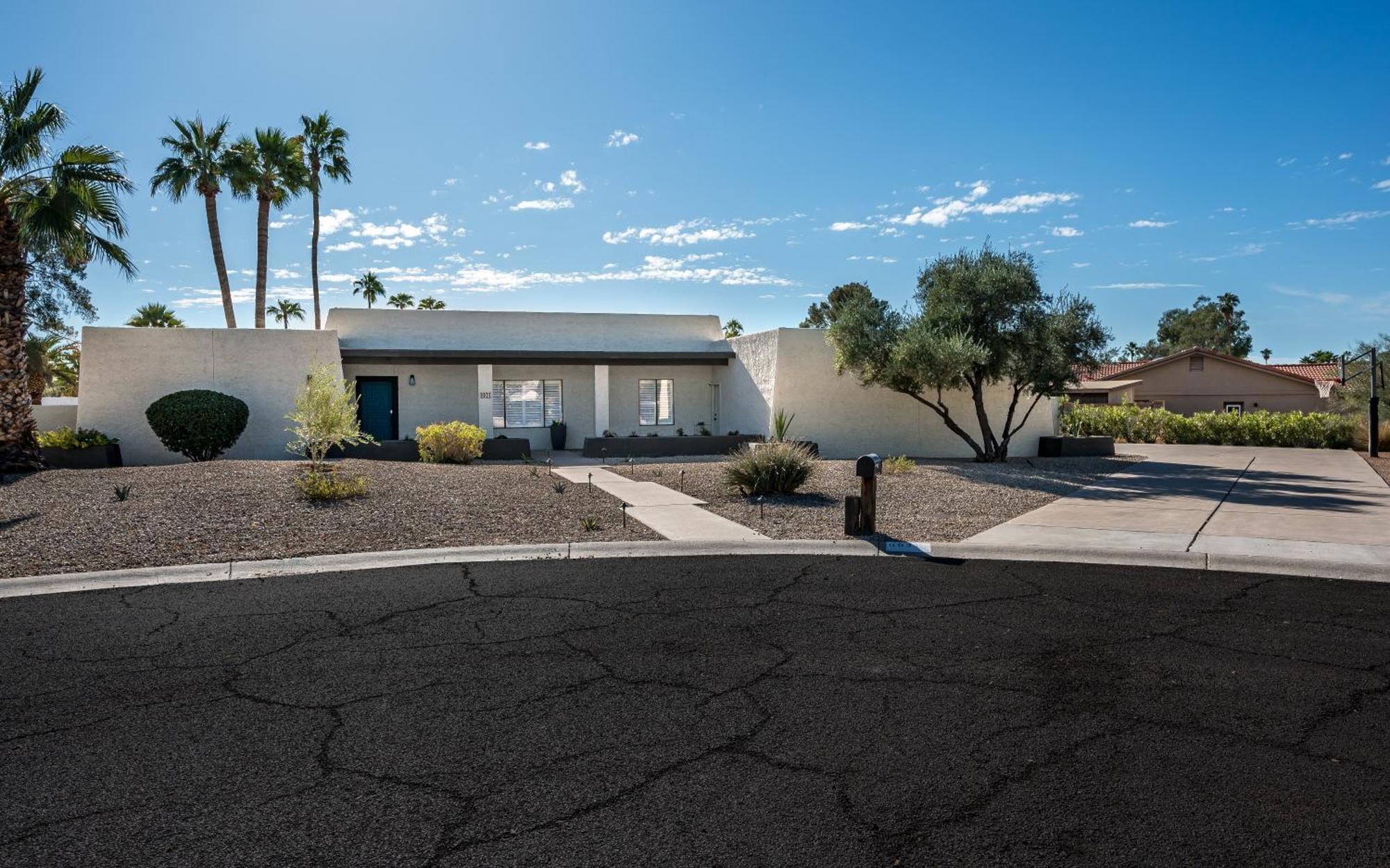 Theater Swimming And Large Backyard At Adobe Modern. Nearby High-end Experiences And Golf Course *