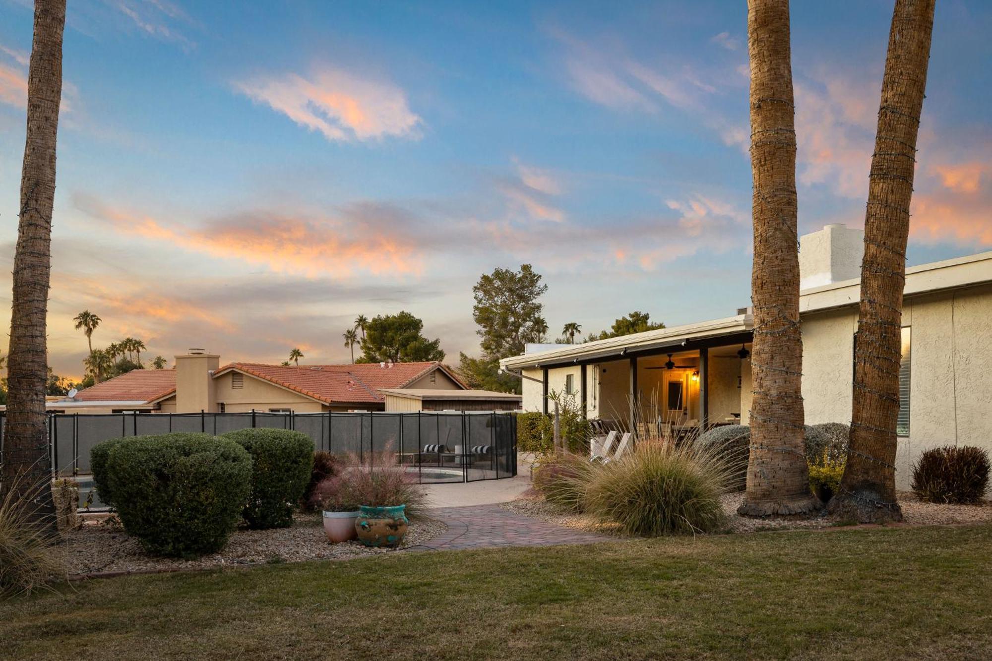 Holiday home Theater Swimming And Large Backyard At Adobe Modern. Nearby High-end Experiences And Golf Course Scottsdale