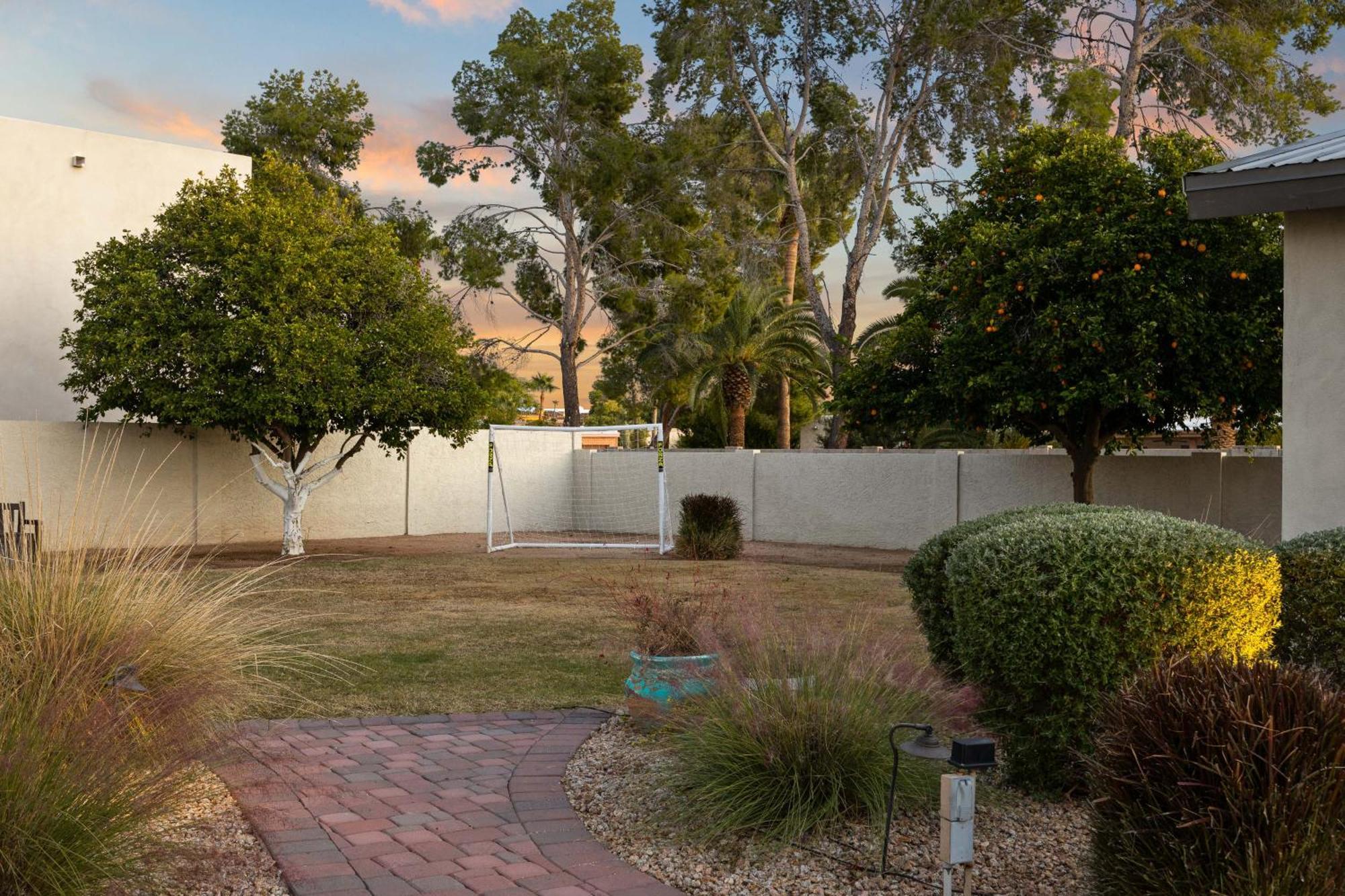 Theater Swimming And Large Backyard At Adobe Modern. Nearby High-end Experiences And Golf Course Holiday home Scottsdale