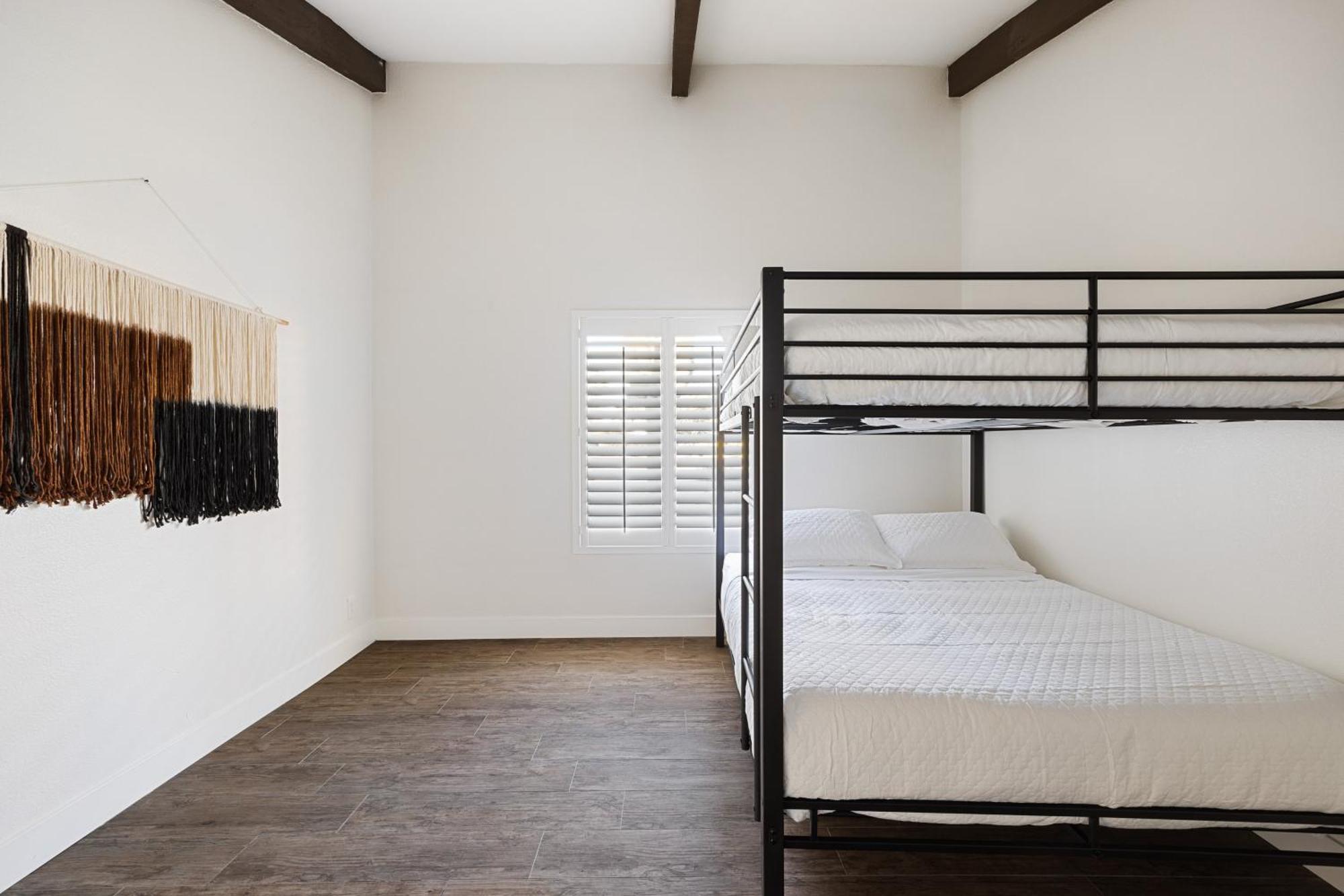 Theater Swimming And Large Backyard At Adobe Modern. Nearby High-end Experiences And Golf Course *