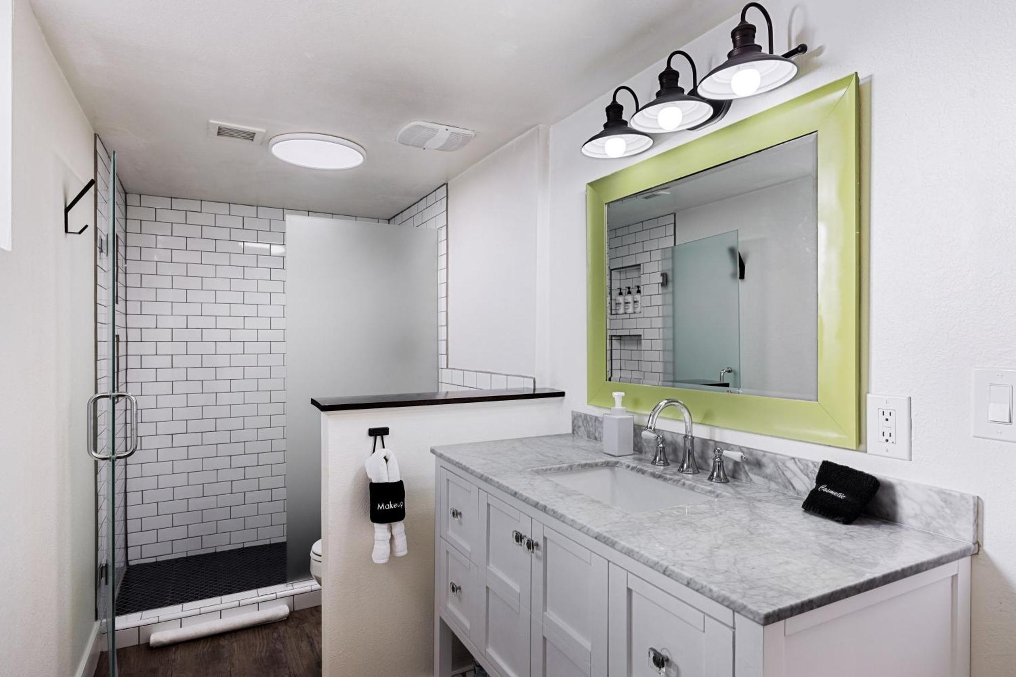 Theater Swimming And Large Backyard At Adobe Modern. Nearby High-end Experiences And Golf Course * Scottsdale
