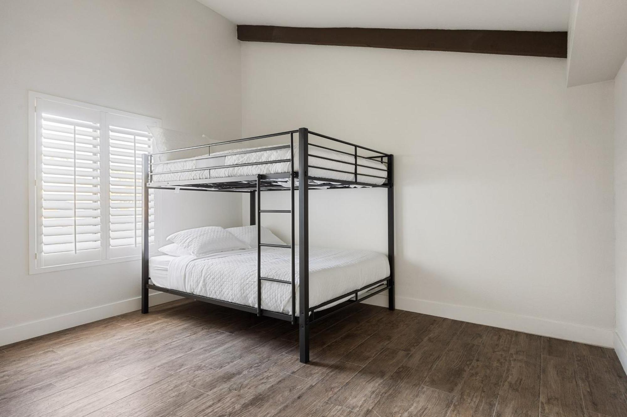 Theater Swimming And Large Backyard At Adobe Modern. Nearby High-end Experiences And Golf Course * Scottsdale