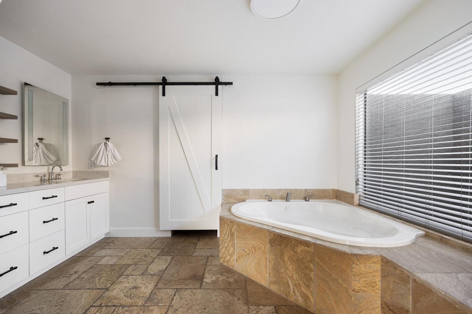 Theater Swimming And Large Backyard At Adobe Modern. Nearby High-end Experiences And Golf Course Holiday home Scottsdale
