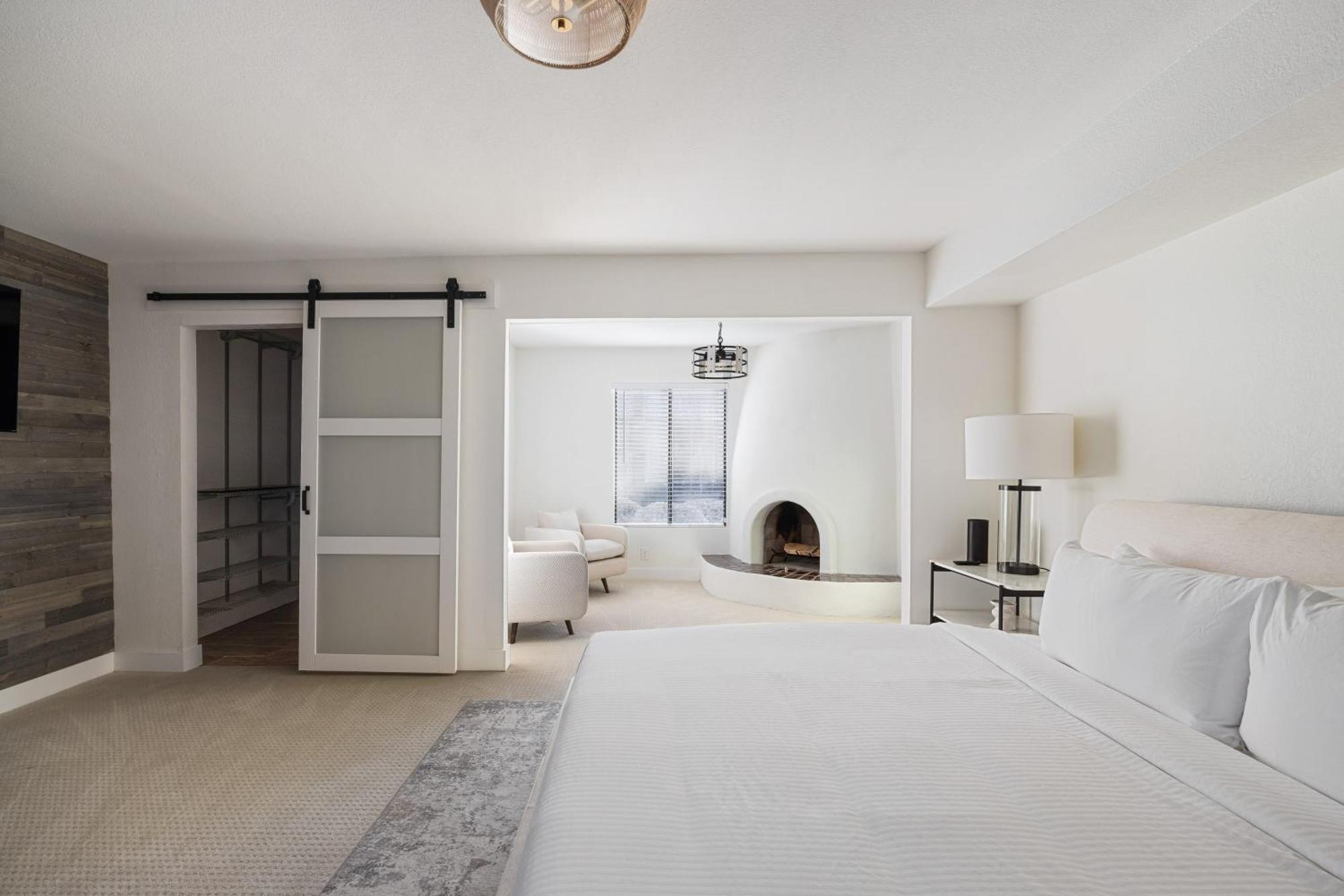 Theater Swimming And Large Backyard At Adobe Modern. Nearby High-end Experiences And Golf Course *