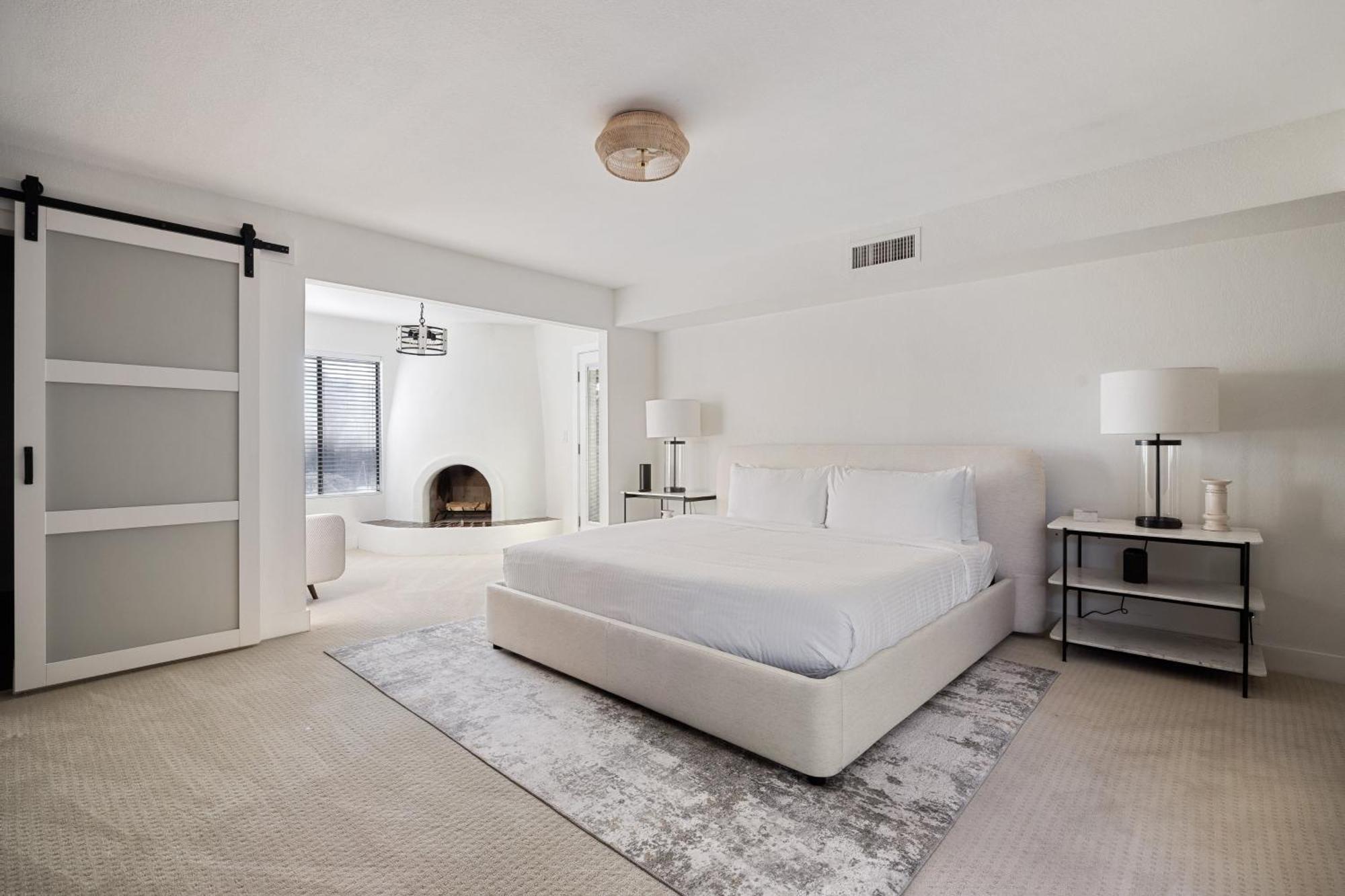 Theater Swimming And Large Backyard At Adobe Modern. Nearby High-end Experiences And Golf Course Scottsdale